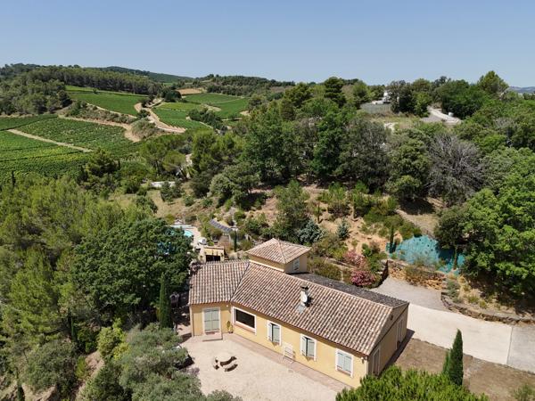 Villa de charme avec vue dégagée, piscine et plus de 1 hectare de terrain