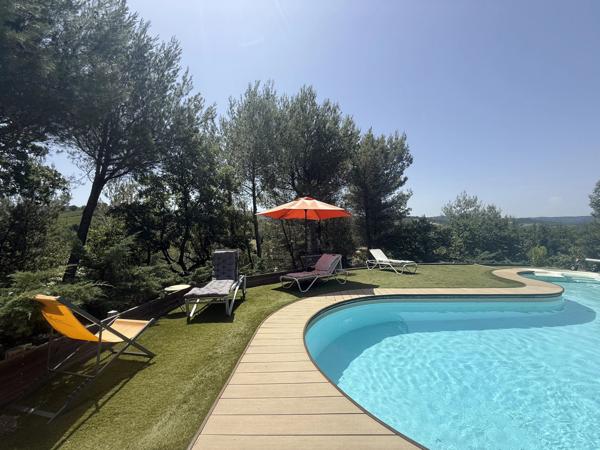 Villa de charme avec vue dégagée, piscine et plus de 1 hectare de terrain