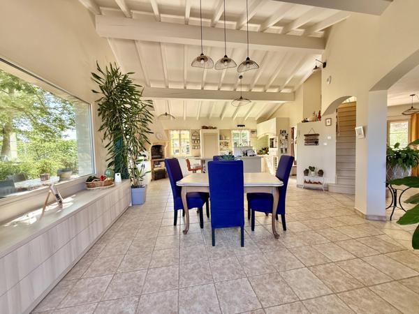 Villa de charme avec vue dégagée, piscine et plus de 1 hectare de terrain