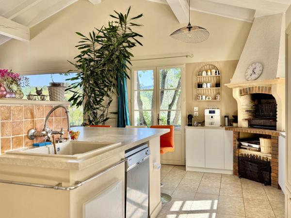 Villa de charme avec vue dégagée, piscine et plus de 1 hectare de terrain