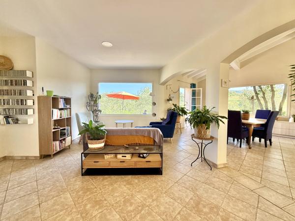 Villa de charme avec vue dégagée, piscine et plus de 1 hectare de terrain