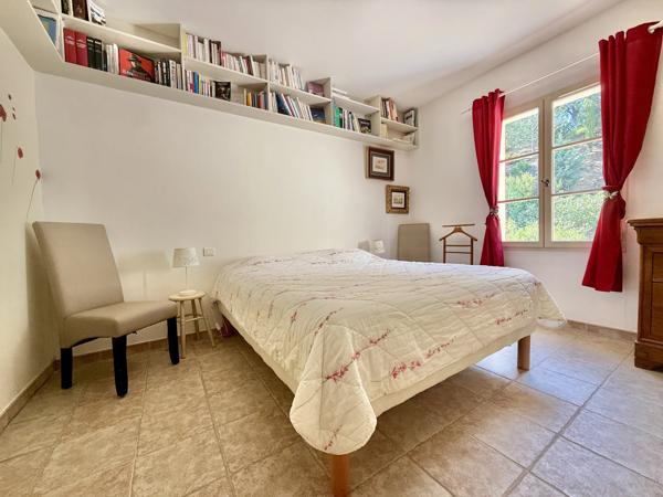 Villa de charme avec vue dégagée, piscine et plus de 1 hectare de terrain