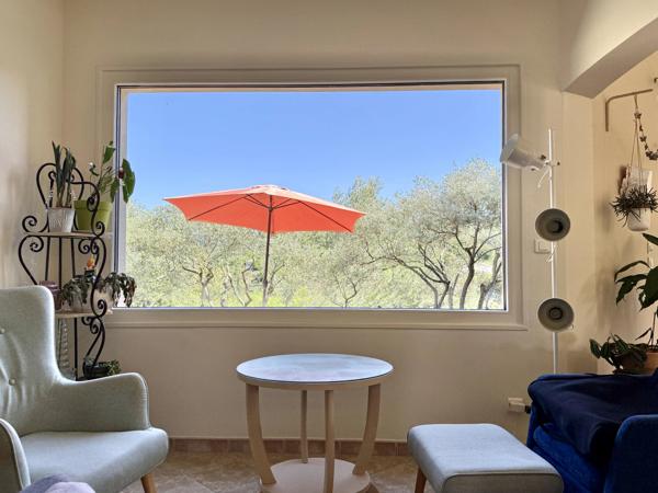 Villa de charme avec vue dégagée, piscine et plus de 1 hectare de terrain