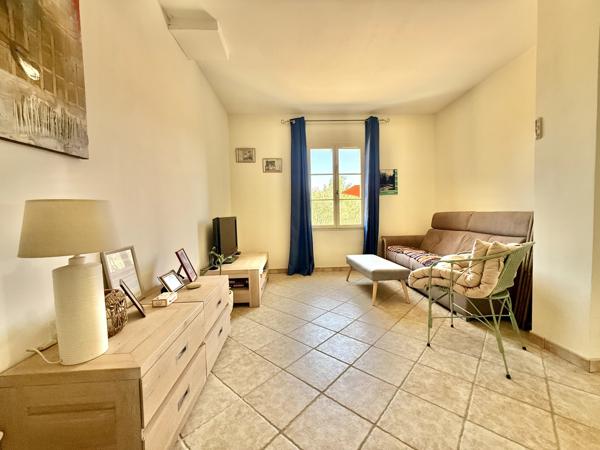 Villa de charme avec vue dégagée, piscine et plus de 1 hectare de terrain