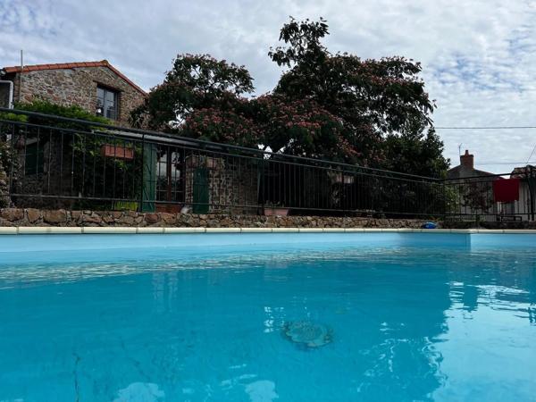 Maison de caractère avec piscine et maison d’amis