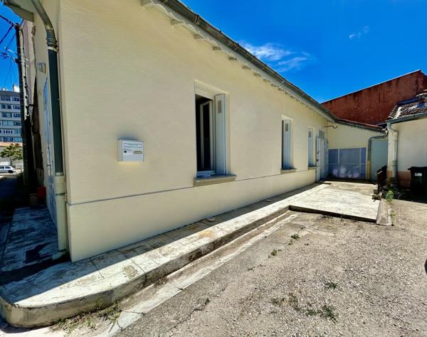 maison de plan pieds, calme, lumineuse, place de stationnement