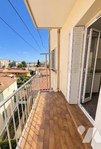 ROQUEBRUNE CAP MARTIN proche commodités 3 pièces traversant 57 m2 