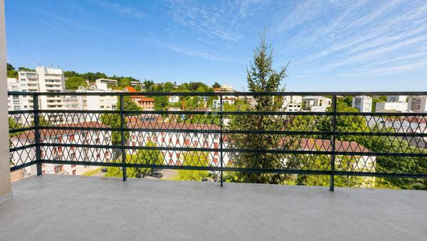 SEVRES RIVE DROITE - DERNIER ETAGE €350 000 ** - Référence 638-S