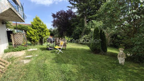Découvrez cette agréable maison de 117m² habitables, idéale pour une première acquisition, située dans un environnement paisible et verdoyant à Essises 02570
Édifiée sur un terrain de 783m² faisant le tour complet de la maison, elle offre de beaux espaces de vie et un fort potentiel d'aménagement.
Au rez-de-chaussée, vous trouverez :
Une cuisine fonctionnelle
Une salle d'eau 
Un vaste salon/salle à manger de 33.4m²
Un accès direct à un balcon permettant de rejoindre le jardin 
à létage :
L'espace nuit se compose de deux grandes chambres de 27.08m² et 15.45m² offrant luminosité.

La maison bénéficie également d'un sous-total, idéal pour stockage, garage  ou un aménagement (chambre, cuisine...)  pour une partie invités.
La maison est équipée de fenêtres PVC et cheminée.