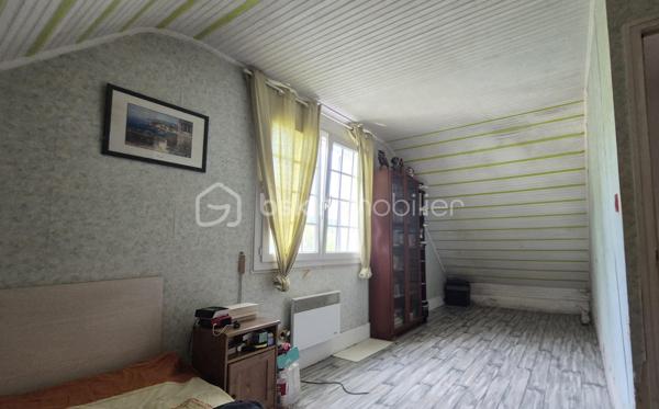 Découvrez cette agréable maison de 117m² habitables, idéale pour une première acquisition, située dans un environnement paisible et verdoyant à Essises 02570
Édifiée sur un terrain de 783m² faisant le tour complet de la maison, elle offre de beaux espaces de vie et un fort potentiel d'aménagement.
Au rez-de-chaussée, vous trouverez :
Une cuisine fonctionnelle
Une salle d'eau 
Un vaste salon/salle à manger de 33.4m²
Un accès direct à un balcon permettant de rejoindre le jardin 
à létage :
L'espace nuit se compose de deux grandes chambres de 27.08m² et 15.45m² offrant luminosité.

La maison bénéficie également d'un sous-total, idéal pour stockage, garage  ou un aménagement (chambre, cuisine...)  pour une partie invités.
La maison est équipée de fenêtres PVC et cheminée.