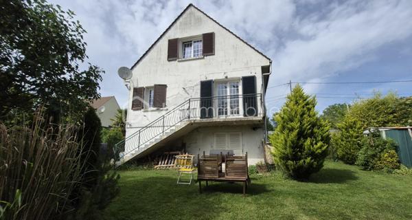 Découvrez cette agréable maison de 117m² habitables, idéale pour une première acquisition, située dans un environnement paisible et verdoyant à Essises 02570
Édifiée sur un terrain de 783m² faisant le tour complet de la maison, elle offre de beaux espaces de vie et un fort potentiel d'aménagement.
Au rez-de-chaussée, vous trouverez :
Une cuisine fonctionnelle
Une salle d'eau 
Un vaste salon/salle à manger de 33.4m²
Un accès direct à un balcon permettant de rejoindre le jardin 
à létage :
L'espace nuit se compose de deux grandes chambres de 27.08m² et 15.45m² offrant luminosité.

La maison bénéficie également d'un sous-total, idéal pour stockage, garage  ou un aménagement (chambre, cuisine...)  pour une partie invités.
La maison est équipée de fenêtres PVC et cheminée.