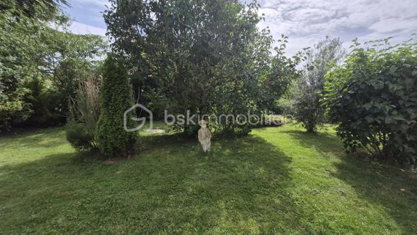 Découvrez cette agréable maison de 117m² habitables, idéale pour une première acquisition, située dans un environnement paisible et verdoyant à Essises 02570
Édifiée sur un terrain de 783m² faisant le tour complet de la maison, elle offre de beaux espaces de vie et un fort potentiel d'aménagement.
Au rez-de-chaussée, vous trouverez :
Une cuisine fonctionnelle
Une salle d'eau 
Un vaste salon/salle à manger de 33.4m²
Un accès direct à un balcon permettant de rejoindre le jardin 
à létage :
L'espace nuit se compose de deux grandes chambres de 27.08m² et 15.45m² offrant luminosité.

La maison bénéficie également d'un sous-total, idéal pour stockage, garage  ou un aménagement (chambre, cuisine...)  pour une partie invités.
La maison est équipée de fenêtres PVC et cheminée.