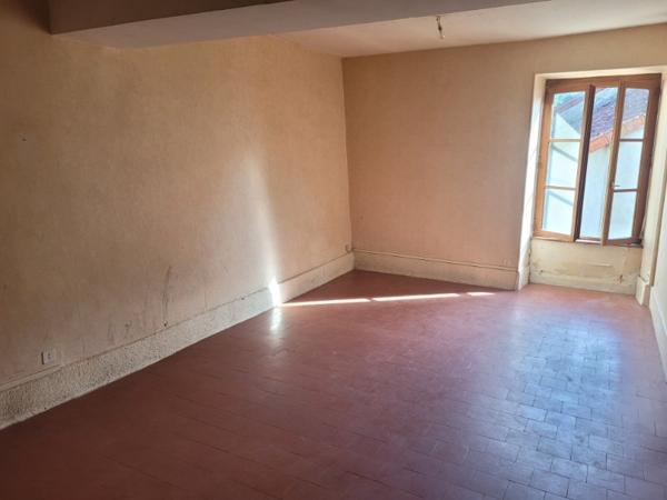 Maison à rénover dans les hauteurs de Couches