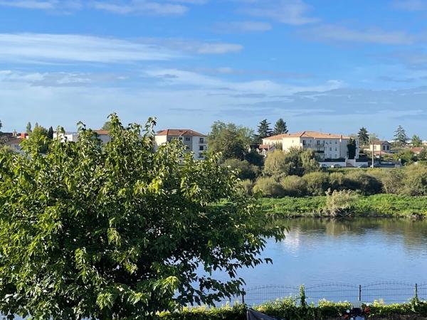 Dpt Dordogne (24), à louer BERGERAC Appartement meublé T3 56 m2, 2 chambres, résidence sécurisée, place de parking privée avec vue sur la Dordogne