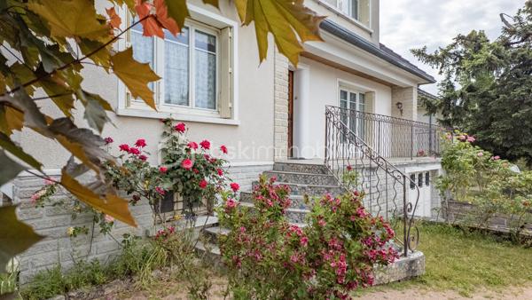 Exclusif chez BSK IMMOBILIER !!!

Charmante maison traditionnelle de caractère avec son sous-sol complet, son agréable terrain et son grand garage indépendant dans un quartier prisé et recherché de la commune de COULANGES-LES-NEVERS

Dans un quartier prisé et recherché de la commune de COULANGES-LES-NEVERS, à deux pas de toutes les commodités (écoles, commerces et supermarché), vous tomberez littéralement sous le charme de cette magnifique maison traditionnelle de caractère, spacieuse, très lumineuse et fonctionnelle, à rafraichir, des années 1968, d’env. 110 m² habitables sur 2 niveaux, avec son sous-sol complet (composé d’une buanderie-chaufferie, cuisine d’été, atelier, garage et cave) et son joli terrain verdoyant et arboré d’env. 950 m² (avec autre grand garage indépendant en fond de propriété).

Cette maison dispose en rez-de-chaussée surélevé (quelques marches) :
- d'une lumineuse et spacieuse pièce de vie (salon/salle à manger) d’une superficie de 31 m², parquet chêne d’origine au sol (en bon état), très belle hauteur sous plafond, avec 2 grandes ouvertures dont une porte-fenêtre donnant sur un balcon-terrasse (cheminée/insert/poêle à bois possible, le conduit étant installé) ;
- d'une entrée spacieuse et fonctionnelle d’une superficie de 12 m² (dégagement-couloir compris), carrelée, porte d’entrée d’origine vitrée en bois, grand placard/penderie pratique, desservant l’ensemble des pièces du rez-de-chaussée ;
- d’une cuisine séparée d’une superficie de 10 m², carrelée, avec présence d’un évier, meuble et hotte ;
- de 2 premières chambres d'une superficie de 10 et 13 m², lumineuses (grandes ouvertures) et fonctionnelles, parquet chêne d’origine au sol (en bon état) ;
- d’une salle de bains optimisée d’une superficie de 5 m², avec baignoire, vasque, meubles, miroir, carrelage mural et au sol ;
- d’un WC indépendant avec sa fenêtre oscillo-battante pour favoriser l’aération.

Un large escalier nous emmène au palier du 1er étage et nous découvrons :
- 2 autres chambres d'une superficie de 13 et 15 m², lumineuses (grandes ouvertures) et fonctionnelles, avec moquette au sol cachant une dalle béton ;
- un grenier (accessible du palier via une porte) d'une superficie d’env. 25 m² accepterait une deuxième pièce d’eau/WC et/ou un agrandissement des chambres.

Du dégagement (du RDC), un escalier discret mène à un sous-sol complet et pratique ; celui-ci propose :
- une cuisine d’été (de 10 m²) avec évier (meuble), arrivée/évacuation d’eau pour la machine à laver ;
- une chaufferie/buanderie (de 12 m²) avec présence de la chaudière, du chauffe-eau et d’un accès direct à l’extérieur ;
- une véritable cave (de 13 m²), gravier au sol, ventilée efficacement pour bien conserver vos vins ;
- un atelier pratique (de 9 m²) pour bricoler ;
- un grand garage (de 36 m²) dans la continuité de l’atelier ;
- un dégagement (de 10 m²) desservant l’ensemble des pièces du sous-sol avec accès direct à l’extérieur/au coin terrasse.

La plupart des sols de cette maison sont en bon état (pour le RDC) ; à remettre au goût du jour pour le 1er étage (moquette à changer).

Elle comporte une isolation double vitrage PVC avec persiennes bois (à rafraichir/repeindre) sur l’ensemble des ouvertures de la superficie habitable (simple vitrage bois d’origine pour le sous-sol)…, la porte d’entrée d’origine vitrée est en bois (serait à optimiser) ; ensemble harmonisé et en bon état général.

Côté mode de chauffage, cette maison dispose d’un chauffage central avec chaudière fioul performante (marque DE DIETRICH / cuve enterrée de 1 500 litres / env. 1 000 litres de consommation à l'année), d’un ensemble de radiateurs en fonte et harmonisé avec têtes thermostatiques récentes et thermostat d’ambiance centralisé (présent dans l’entrée).

Les façades et la toiture en tuile mécanique sont en bon état ; optimiser l’isolation des sous-pentes serait opportun afin d’améliorer la consommation énergétique du logement.

Cette maison a toujours été entretenue par ses propriétaires ; ils ont su préserver sa belle apparence, son cachet et l'adapter aux besoins d'aujourd'hui.

Quelques travaux de rafraichissement et de rénovation sont à prévoir (papier, peinture, isolation sous-pentes à optimiser, zinguerie de la toiture à vérifier, …) pour la remettre au goût du jour.

Côté terrain (et annexe), cette maison dispose d'une parcelle d’env. 950 m², arborée, aménagée et clôturée avec un coin terrasse ombragé, bien exposé et sans vis-à-vis, d’un double portail et d’un grand garage (de 42 m²) indépendant et discret au fond de la propriété.

Les plus : Environnement et quartier apaisants, calmes et tranquilles, la proximité ou accès très rapide aux commerces (5-8 min. à pied d'un supermarché, boulangerie, pharmacie, cabinet médical…), aux écoles (crèche, maternelle et primaire, collège et lycée) et à toutes les commodités de Coulanges-les-Nevers et Nevers, la qualité générale du bien et son entretien, la distribution des pièces qui sont lumineuses et fonctionnelles, son sous-sol pratique, son garage indépendant/complémentaire et son joli terrain, …

Photos supplémentaires disponibles sur mon site BSK IMMOBILIER > Nos conseillers > Sébastien CHARDERON

Pour tout renseignement complémentaire ou pour une visite, contactez-moi au 06.63.17.90.56.

Cette agréable maison a un beau potentiel, pour une résidence principale, secondaire ou de loisirs... une opportunité à saisir !!!