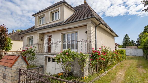 Exclusif chez BSK IMMOBILIER !!!

Charmante maison traditionnelle de caractère avec son sous-sol complet, son agréable terrain et son grand garage indépendant dans un quartier prisé et recherché de la commune de COULANGES-LES-NEVERS

Dans un quartier prisé et recherché de la commune de COULANGES-LES-NEVERS, à deux pas de toutes les commodités (écoles, commerces et supermarché), vous tomberez littéralement sous le charme de cette magnifique maison traditionnelle de caractère, spacieuse, très lumineuse et fonctionnelle, à rafraichir, des années 1968, d’env. 110 m² habitables sur 2 niveaux, avec son sous-sol complet (composé d’une buanderie-chaufferie, cuisine d’été, atelier, garage et cave) et son joli terrain verdoyant et arboré d’env. 950 m² (avec autre grand garage indépendant en fond de propriété).

Cette maison dispose en rez-de-chaussée surélevé (quelques marches) :
- d'une lumineuse et spacieuse pièce de vie (salon/salle à manger) d’une superficie de 31 m², parquet chêne d’origine au sol (en bon état), très belle hauteur sous plafond, avec 2 grandes ouvertures dont une porte-fenêtre donnant sur un balcon-terrasse (cheminée/insert/poêle à bois possible, le conduit étant installé) ;
- d'une entrée spacieuse et fonctionnelle d’une superficie de 12 m² (dégagement-couloir compris), carrelée, porte d’entrée d’origine vitrée en bois, grand placard/penderie pratique, desservant l’ensemble des pièces du rez-de-chaussée ;
- d’une cuisine séparée d’une superficie de 10 m², carrelée, avec présence d’un évier, meuble et hotte ;
- de 2 premières chambres d'une superficie de 10 et 13 m², lumineuses (grandes ouvertures) et fonctionnelles, parquet chêne d’origine au sol (en bon état) ;
- d’une salle de bains optimisée d’une superficie de 5 m², avec baignoire, vasque, meubles, miroir, carrelage mural et au sol ;
- d’un WC indépendant avec sa fenêtre oscillo-battante pour favoriser l’aération.

Un large escalier nous emmène au palier du 1er étage et nous découvrons :
- 2 autres chambres d'une superficie de 13 et 15 m², lumineuses (grandes ouvertures) et fonctionnelles, avec moquette au sol cachant une dalle béton ;
- un grenier (accessible du palier via une porte) d'une superficie d’env. 25 m² accepterait une deuxième pièce d’eau/WC et/ou un agrandissement des chambres.

Du dégagement (du RDC), un escalier discret mène à un sous-sol complet et pratique ; celui-ci propose :
- une cuisine d’été (de 10 m²) avec évier (meuble), arrivée/évacuation d’eau pour la machine à laver ;
- une chaufferie/buanderie (de 12 m²) avec présence de la chaudière, du chauffe-eau et d’un accès direct à l’extérieur ;
- une véritable cave (de 13 m²), gravier au sol, ventilée efficacement pour bien conserver vos vins ;
- un atelier pratique (de 9 m²) pour bricoler ;
- un grand garage (de 36 m²) dans la continuité de l’atelier ;
- un dégagement (de 10 m²) desservant l’ensemble des pièces du sous-sol avec accès direct à l’extérieur/au coin terrasse.

La plupart des sols de cette maison sont en bon état (pour le RDC) ; à remettre au goût du jour pour le 1er étage (moquette à changer).

Elle comporte une isolation double vitrage PVC avec persiennes bois (à rafraichir/repeindre) sur l’ensemble des ouvertures de la superficie habitable (simple vitrage bois d’origine pour le sous-sol)…, la porte d’entrée d’origine vitrée est en bois (serait à optimiser) ; ensemble harmonisé et en bon état général.

Côté mode de chauffage, cette maison dispose d’un chauffage central avec chaudière fioul performante (marque DE DIETRICH / cuve enterrée de 1 500 litres / env. 1 000 litres de consommation à l'année), d’un ensemble de radiateurs en fonte et harmonisé avec têtes thermostatiques récentes et thermostat d’ambiance centralisé (présent dans l’entrée).

Les façades et la toiture en tuile mécanique sont en bon état ; optimiser l’isolation des sous-pentes serait opportun afin d’améliorer la consommation énergétique du logement.

Cette maison a toujours été entretenue par ses propriétaires ; ils ont su préserver sa belle apparence, son cachet et l'adapter aux besoins d'aujourd'hui.

Quelques travaux de rafraichissement et de rénovation sont à prévoir (papier, peinture, isolation sous-pentes à optimiser, zinguerie de la toiture à vérifier, …) pour la remettre au goût du jour.

Côté terrain (et annexe), cette maison dispose d'une parcelle d’env. 950 m², arborée, aménagée et clôturée avec un coin terrasse ombragé, bien exposé et sans vis-à-vis, d’un double portail et d’un grand garage (de 42 m²) indépendant et discret au fond de la propriété.

Les plus : Environnement et quartier apaisants, calmes et tranquilles, la proximité ou accès très rapide aux commerces (5-8 min. à pied d'un supermarché, boulangerie, pharmacie, cabinet médical…), aux écoles (crèche, maternelle et primaire, collège et lycée) et à toutes les commodités de Coulanges-les-Nevers et Nevers, la qualité générale du bien et son entretien, la distribution des pièces qui sont lumineuses et fonctionnelles, son sous-sol pratique, son garage indépendant/complémentaire et son joli terrain, …

Photos supplémentaires disponibles sur mon site BSK IMMOBILIER > Nos conseillers > Sébastien CHARDERON

Pour tout renseignement complémentaire ou pour une visite, contactez-moi au 06.63.17.90.56.

Cette agréable maison a un beau potentiel, pour une résidence principale, secondaire ou de loisirs... une opportunité à saisir !!!