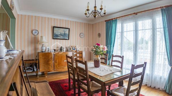 Exclusif chez BSK IMMOBILIER !!!

Charmante maison traditionnelle de caractère avec son sous-sol complet, son agréable terrain et son grand garage indépendant dans un quartier prisé et recherché de la commune de COULANGES-LES-NEVERS

Dans un quartier prisé et recherché de la commune de COULANGES-LES-NEVERS, à deux pas de toutes les commodités (écoles, commerces et supermarché), vous tomberez littéralement sous le charme de cette magnifique maison traditionnelle de caractère, spacieuse, très lumineuse et fonctionnelle, à rafraichir, des années 1968, d’env. 110 m² habitables sur 2 niveaux, avec son sous-sol complet (composé d’une buanderie-chaufferie, cuisine d’été, atelier, garage et cave) et son joli terrain verdoyant et arboré d’env. 950 m² (avec autre grand garage indépendant en fond de propriété).

Cette maison dispose en rez-de-chaussée surélevé (quelques marches) :
- d'une lumineuse et spacieuse pièce de vie (salon/salle à manger) d’une superficie de 31 m², parquet chêne d’origine au sol (en bon état), très belle hauteur sous plafond, avec 2 grandes ouvertures dont une porte-fenêtre donnant sur un balcon-terrasse (cheminée/insert/poêle à bois possible, le conduit étant installé) ;
- d'une entrée spacieuse et fonctionnelle d’une superficie de 12 m² (dégagement-couloir compris), carrelée, porte d’entrée d’origine vitrée en bois, grand placard/penderie pratique, desservant l’ensemble des pièces du rez-de-chaussée ;
- d’une cuisine séparée d’une superficie de 10 m², carrelée, avec présence d’un évier, meuble et hotte ;
- de 2 premières chambres d'une superficie de 10 et 13 m², lumineuses (grandes ouvertures) et fonctionnelles, parquet chêne d’origine au sol (en bon état) ;
- d’une salle de bains optimisée d’une superficie de 5 m², avec baignoire, vasque, meubles, miroir, carrelage mural et au sol ;
- d’un WC indépendant avec sa fenêtre oscillo-battante pour favoriser l’aération.

Un large escalier nous emmène au palier du 1er étage et nous découvrons :
- 2 autres chambres d'une superficie de 13 et 15 m², lumineuses (grandes ouvertures) et fonctionnelles, avec moquette au sol cachant une dalle béton ;
- un grenier (accessible du palier via une porte) d'une superficie d’env. 25 m² accepterait une deuxième pièce d’eau/WC et/ou un agrandissement des chambres.

Du dégagement (du RDC), un escalier discret mène à un sous-sol complet et pratique ; celui-ci propose :
- une cuisine d’été (de 10 m²) avec évier (meuble), arrivée/évacuation d’eau pour la machine à laver ;
- une chaufferie/buanderie (de 12 m²) avec présence de la chaudière, du chauffe-eau et d’un accès direct à l’extérieur ;
- une véritable cave (de 13 m²), gravier au sol, ventilée efficacement pour bien conserver vos vins ;
- un atelier pratique (de 9 m²) pour bricoler ;
- un grand garage (de 36 m²) dans la continuité de l’atelier ;
- un dégagement (de 10 m²) desservant l’ensemble des pièces du sous-sol avec accès direct à l’extérieur/au coin terrasse.

La plupart des sols de cette maison sont en bon état (pour le RDC) ; à remettre au goût du jour pour le 1er étage (moquette à changer).

Elle comporte une isolation double vitrage PVC avec persiennes bois (à rafraichir/repeindre) sur l’ensemble des ouvertures de la superficie habitable (simple vitrage bois d’origine pour le sous-sol)…, la porte d’entrée d’origine vitrée est en bois (serait à optimiser) ; ensemble harmonisé et en bon état général.

Côté mode de chauffage, cette maison dispose d’un chauffage central avec chaudière fioul performante (marque DE DIETRICH / cuve enterrée de 1 500 litres / env. 1 000 litres de consommation à l'année), d’un ensemble de radiateurs en fonte et harmonisé avec têtes thermostatiques récentes et thermostat d’ambiance centralisé (présent dans l’entrée).

Les façades et la toiture en tuile mécanique sont en bon état ; optimiser l’isolation des sous-pentes serait opportun afin d’améliorer la consommation énergétique du logement.

Cette maison a toujours été entretenue par ses propriétaires ; ils ont su préserver sa belle apparence, son cachet et l'adapter aux besoins d'aujourd'hui.

Quelques travaux de rafraichissement et de rénovation sont à prévoir (papier, peinture, isolation sous-pentes à optimiser, zinguerie de la toiture à vérifier, …) pour la remettre au goût du jour.

Côté terrain (et annexe), cette maison dispose d'une parcelle d’env. 950 m², arborée, aménagée et clôturée avec un coin terrasse ombragé, bien exposé et sans vis-à-vis, d’un double portail et d’un grand garage (de 42 m²) indépendant et discret au fond de la propriété.

Les plus : Environnement et quartier apaisants, calmes et tranquilles, la proximité ou accès très rapide aux commerces (5-8 min. à pied d'un supermarché, boulangerie, pharmacie, cabinet médical…), aux écoles (crèche, maternelle et primaire, collège et lycée) et à toutes les commodités de Coulanges-les-Nevers et Nevers, la qualité générale du bien et son entretien, la distribution des pièces qui sont lumineuses et fonctionnelles, son sous-sol pratique, son garage indépendant/complémentaire et son joli terrain, …

Photos supplémentaires disponibles sur mon site BSK IMMOBILIER > Nos conseillers > Sébastien CHARDERON

Pour tout renseignement complémentaire ou pour une visite, contactez-moi au 06.63.17.90.56.

Cette agréable maison a un beau potentiel, pour une résidence principale, secondaire ou de loisirs... une opportunité à saisir !!!