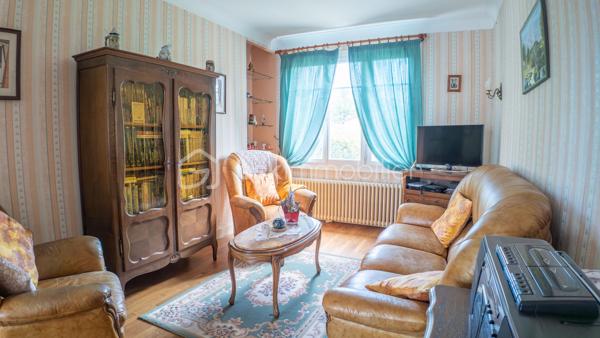 Exclusif chez BSK IMMOBILIER !!!

Charmante maison traditionnelle de caractère avec son sous-sol complet, son agréable terrain et son grand garage indépendant dans un quartier prisé et recherché de la commune de COULANGES-LES-NEVERS

Dans un quartier prisé et recherché de la commune de COULANGES-LES-NEVERS, à deux pas de toutes les commodités (écoles, commerces et supermarché), vous tomberez littéralement sous le charme de cette magnifique maison traditionnelle de caractère, spacieuse, très lumineuse et fonctionnelle, à rafraichir, des années 1968, d’env. 110 m² habitables sur 2 niveaux, avec son sous-sol complet (composé d’une buanderie-chaufferie, cuisine d’été, atelier, garage et cave) et son joli terrain verdoyant et arboré d’env. 950 m² (avec autre grand garage indépendant en fond de propriété).

Cette maison dispose en rez-de-chaussée surélevé (quelques marches) :
- d'une lumineuse et spacieuse pièce de vie (salon/salle à manger) d’une superficie de 31 m², parquet chêne d’origine au sol (en bon état), très belle hauteur sous plafond, avec 2 grandes ouvertures dont une porte-fenêtre donnant sur un balcon-terrasse (cheminée/insert/poêle à bois possible, le conduit étant installé) ;
- d'une entrée spacieuse et fonctionnelle d’une superficie de 12 m² (dégagement-couloir compris), carrelée, porte d’entrée d’origine vitrée en bois, grand placard/penderie pratique, desservant l’ensemble des pièces du rez-de-chaussée ;
- d’une cuisine séparée d’une superficie de 10 m², carrelée, avec présence d’un évier, meuble et hotte ;
- de 2 premières chambres d'une superficie de 10 et 13 m², lumineuses (grandes ouvertures) et fonctionnelles, parquet chêne d’origine au sol (en bon état) ;
- d’une salle de bains optimisée d’une superficie de 5 m², avec baignoire, vasque, meubles, miroir, carrelage mural et au sol ;
- d’un WC indépendant avec sa fenêtre oscillo-battante pour favoriser l’aération.

Un large escalier nous emmène au palier du 1er étage et nous découvrons :
- 2 autres chambres d'une superficie de 13 et 15 m², lumineuses (grandes ouvertures) et fonctionnelles, avec moquette au sol cachant une dalle béton ;
- un grenier (accessible du palier via une porte) d'une superficie d’env. 25 m² accepterait une deuxième pièce d’eau/WC et/ou un agrandissement des chambres.

Du dégagement (du RDC), un escalier discret mène à un sous-sol complet et pratique ; celui-ci propose :
- une cuisine d’été (de 10 m²) avec évier (meuble), arrivée/évacuation d’eau pour la machine à laver ;
- une chaufferie/buanderie (de 12 m²) avec présence de la chaudière, du chauffe-eau et d’un accès direct à l’extérieur ;
- une véritable cave (de 13 m²), gravier au sol, ventilée efficacement pour bien conserver vos vins ;
- un atelier pratique (de 9 m²) pour bricoler ;
- un grand garage (de 36 m²) dans la continuité de l’atelier ;
- un dégagement (de 10 m²) desservant l’ensemble des pièces du sous-sol avec accès direct à l’extérieur/au coin terrasse.

La plupart des sols de cette maison sont en bon état (pour le RDC) ; à remettre au goût du jour pour le 1er étage (moquette à changer).

Elle comporte une isolation double vitrage PVC avec persiennes bois (à rafraichir/repeindre) sur l’ensemble des ouvertures de la superficie habitable (simple vitrage bois d’origine pour le sous-sol)…, la porte d’entrée d’origine vitrée est en bois (serait à optimiser) ; ensemble harmonisé et en bon état général.

Côté mode de chauffage, cette maison dispose d’un chauffage central avec chaudière fioul performante (marque DE DIETRICH / cuve enterrée de 1 500 litres / env. 1 000 litres de consommation à l'année), d’un ensemble de radiateurs en fonte et harmonisé avec têtes thermostatiques récentes et thermostat d’ambiance centralisé (présent dans l’entrée).

Les façades et la toiture en tuile mécanique sont en bon état ; optimiser l’isolation des sous-pentes serait opportun afin d’améliorer la consommation énergétique du logement.

Cette maison a toujours été entretenue par ses propriétaires ; ils ont su préserver sa belle apparence, son cachet et l'adapter aux besoins d'aujourd'hui.

Quelques travaux de rafraichissement et de rénovation sont à prévoir (papier, peinture, isolation sous-pentes à optimiser, zinguerie de la toiture à vérifier, …) pour la remettre au goût du jour.

Côté terrain (et annexe), cette maison dispose d'une parcelle d’env. 950 m², arborée, aménagée et clôturée avec un coin terrasse ombragé, bien exposé et sans vis-à-vis, d’un double portail et d’un grand garage (de 42 m²) indépendant et discret au fond de la propriété.

Les plus : Environnement et quartier apaisants, calmes et tranquilles, la proximité ou accès très rapide aux commerces (5-8 min. à pied d'un supermarché, boulangerie, pharmacie, cabinet médical…), aux écoles (crèche, maternelle et primaire, collège et lycée) et à toutes les commodités de Coulanges-les-Nevers et Nevers, la qualité générale du bien et son entretien, la distribution des pièces qui sont lumineuses et fonctionnelles, son sous-sol pratique, son garage indépendant/complémentaire et son joli terrain, …

Photos supplémentaires disponibles sur mon site BSK IMMOBILIER > Nos conseillers > Sébastien CHARDERON

Pour tout renseignement complémentaire ou pour une visite, contactez-moi au 06.63.17.90.56.

Cette agréable maison a un beau potentiel, pour une résidence principale, secondaire ou de loisirs... une opportunité à saisir !!!