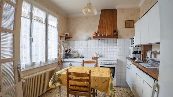Exclusif chez BSK IMMOBILIER !!!

Charmante maison traditionnelle de caractère avec son sous-sol complet, son agréable terrain et son grand garage indépendant dans un quartier prisé et recherché de la commune de COULANGES-LES-NEVERS

Dans un quartier prisé et recherché de la commune de COULANGES-LES-NEVERS, à deux pas de toutes les commodités (écoles, commerces et supermarché), vous tomberez littéralement sous le charme de cette magnifique maison traditionnelle de caractère, spacieuse, très lumineuse et fonctionnelle, à rafraichir, des années 1968, d’env. 110 m² habitables sur 2 niveaux, avec son sous-sol complet (composé d’une buanderie-chaufferie, cuisine d’été, atelier, garage et cave) et son joli terrain verdoyant et arboré d’env. 950 m² (avec autre grand garage indépendant en fond de propriété).

Cette maison dispose en rez-de-chaussée surélevé (quelques marches) :
- d'une lumineuse et spacieuse pièce de vie (salon/salle à manger) d’une superficie de 31 m², parquet chêne d’origine au sol (en bon état), très belle hauteur sous plafond, avec 2 grandes ouvertures dont une porte-fenêtre donnant sur un balcon-terrasse (cheminée/insert/poêle à bois possible, le conduit étant installé) ;
- d'une entrée spacieuse et fonctionnelle d’une superficie de 12 m² (dégagement-couloir compris), carrelée, porte d’entrée d’origine vitrée en bois, grand placard/penderie pratique, desservant l’ensemble des pièces du rez-de-chaussée ;
- d’une cuisine séparée d’une superficie de 10 m², carrelée, avec présence d’un évier, meuble et hotte ;
- de 2 premières chambres d'une superficie de 10 et 13 m², lumineuses (grandes ouvertures) et fonctionnelles, parquet chêne d’origine au sol (en bon état) ;
- d’une salle de bains optimisée d’une superficie de 5 m², avec baignoire, vasque, meubles, miroir, carrelage mural et au sol ;
- d’un WC indépendant avec sa fenêtre oscillo-battante pour favoriser l’aération.

Un large escalier nous emmène au palier du 1er étage et nous découvrons :
- 2 autres chambres d'une superficie de 13 et 15 m², lumineuses (grandes ouvertures) et fonctionnelles, avec moquette au sol cachant une dalle béton ;
- un grenier (accessible du palier via une porte) d'une superficie d’env. 25 m² accepterait une deuxième pièce d’eau/WC et/ou un agrandissement des chambres.

Du dégagement (du RDC), un escalier discret mène à un sous-sol complet et pratique ; celui-ci propose :
- une cuisine d’été (de 10 m²) avec évier (meuble), arrivée/évacuation d’eau pour la machine à laver ;
- une chaufferie/buanderie (de 12 m²) avec présence de la chaudière, du chauffe-eau et d’un accès direct à l’extérieur ;
- une véritable cave (de 13 m²), gravier au sol, ventilée efficacement pour bien conserver vos vins ;
- un atelier pratique (de 9 m²) pour bricoler ;
- un grand garage (de 36 m²) dans la continuité de l’atelier ;
- un dégagement (de 10 m²) desservant l’ensemble des pièces du sous-sol avec accès direct à l’extérieur/au coin terrasse.

La plupart des sols de cette maison sont en bon état (pour le RDC) ; à remettre au goût du jour pour le 1er étage (moquette à changer).

Elle comporte une isolation double vitrage PVC avec persiennes bois (à rafraichir/repeindre) sur l’ensemble des ouvertures de la superficie habitable (simple vitrage bois d’origine pour le sous-sol)…, la porte d’entrée d’origine vitrée est en bois (serait à optimiser) ; ensemble harmonisé et en bon état général.

Côté mode de chauffage, cette maison dispose d’un chauffage central avec chaudière fioul performante (marque DE DIETRICH / cuve enterrée de 1 500 litres / env. 1 000 litres de consommation à l'année), d’un ensemble de radiateurs en fonte et harmonisé avec têtes thermostatiques récentes et thermostat d’ambiance centralisé (présent dans l’entrée).

Les façades et la toiture en tuile mécanique sont en bon état ; optimiser l’isolation des sous-pentes serait opportun afin d’améliorer la consommation énergétique du logement.

Cette maison a toujours été entretenue par ses propriétaires ; ils ont su préserver sa belle apparence, son cachet et l'adapter aux besoins d'aujourd'hui.

Quelques travaux de rafraichissement et de rénovation sont à prévoir (papier, peinture, isolation sous-pentes à optimiser, zinguerie de la toiture à vérifier, …) pour la remettre au goût du jour.

Côté terrain (et annexe), cette maison dispose d'une parcelle d’env. 950 m², arborée, aménagée et clôturée avec un coin terrasse ombragé, bien exposé et sans vis-à-vis, d’un double portail et d’un grand garage (de 42 m²) indépendant et discret au fond de la propriété.

Les plus : Environnement et quartier apaisants, calmes et tranquilles, la proximité ou accès très rapide aux commerces (5-8 min. à pied d'un supermarché, boulangerie, pharmacie, cabinet médical…), aux écoles (crèche, maternelle et primaire, collège et lycée) et à toutes les commodités de Coulanges-les-Nevers et Nevers, la qualité générale du bien et son entretien, la distribution des pièces qui sont lumineuses et fonctionnelles, son sous-sol pratique, son garage indépendant/complémentaire et son joli terrain, …

Photos supplémentaires disponibles sur mon site BSK IMMOBILIER > Nos conseillers > Sébastien CHARDERON

Pour tout renseignement complémentaire ou pour une visite, contactez-moi au 06.63.17.90.56.

Cette agréable maison a un beau potentiel, pour une résidence principale, secondaire ou de loisirs... une opportunité à saisir !!!