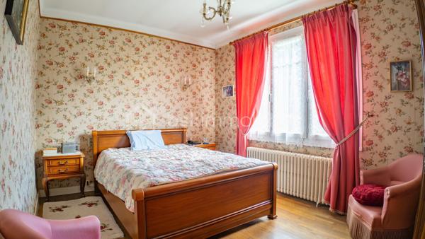 Exclusif chez BSK IMMOBILIER !!!

Charmante maison traditionnelle de caractère avec son sous-sol complet, son agréable terrain et son grand garage indépendant dans un quartier prisé et recherché de la commune de COULANGES-LES-NEVERS

Dans un quartier prisé et recherché de la commune de COULANGES-LES-NEVERS, à deux pas de toutes les commodités (écoles, commerces et supermarché), vous tomberez littéralement sous le charme de cette magnifique maison traditionnelle de caractère, spacieuse, très lumineuse et fonctionnelle, à rafraichir, des années 1968, d’env. 110 m² habitables sur 2 niveaux, avec son sous-sol complet (composé d’une buanderie-chaufferie, cuisine d’été, atelier, garage et cave) et son joli terrain verdoyant et arboré d’env. 950 m² (avec autre grand garage indépendant en fond de propriété).

Cette maison dispose en rez-de-chaussée surélevé (quelques marches) :
- d'une lumineuse et spacieuse pièce de vie (salon/salle à manger) d’une superficie de 31 m², parquet chêne d’origine au sol (en bon état), très belle hauteur sous plafond, avec 2 grandes ouvertures dont une porte-fenêtre donnant sur un balcon-terrasse (cheminée/insert/poêle à bois possible, le conduit étant installé) ;
- d'une entrée spacieuse et fonctionnelle d’une superficie de 12 m² (dégagement-couloir compris), carrelée, porte d’entrée d’origine vitrée en bois, grand placard/penderie pratique, desservant l’ensemble des pièces du rez-de-chaussée ;
- d’une cuisine séparée d’une superficie de 10 m², carrelée, avec présence d’un évier, meuble et hotte ;
- de 2 premières chambres d'une superficie de 10 et 13 m², lumineuses (grandes ouvertures) et fonctionnelles, parquet chêne d’origine au sol (en bon état) ;
- d’une salle de bains optimisée d’une superficie de 5 m², avec baignoire, vasque, meubles, miroir, carrelage mural et au sol ;
- d’un WC indépendant avec sa fenêtre oscillo-battante pour favoriser l’aération.

Un large escalier nous emmène au palier du 1er étage et nous découvrons :
- 2 autres chambres d'une superficie de 13 et 15 m², lumineuses (grandes ouvertures) et fonctionnelles, avec moquette au sol cachant une dalle béton ;
- un grenier (accessible du palier via une porte) d'une superficie d’env. 25 m² accepterait une deuxième pièce d’eau/WC et/ou un agrandissement des chambres.

Du dégagement (du RDC), un escalier discret mène à un sous-sol complet et pratique ; celui-ci propose :
- une cuisine d’été (de 10 m²) avec évier (meuble), arrivée/évacuation d’eau pour la machine à laver ;
- une chaufferie/buanderie (de 12 m²) avec présence de la chaudière, du chauffe-eau et d’un accès direct à l’extérieur ;
- une véritable cave (de 13 m²), gravier au sol, ventilée efficacement pour bien conserver vos vins ;
- un atelier pratique (de 9 m²) pour bricoler ;
- un grand garage (de 36 m²) dans la continuité de l’atelier ;
- un dégagement (de 10 m²) desservant l’ensemble des pièces du sous-sol avec accès direct à l’extérieur/au coin terrasse.

La plupart des sols de cette maison sont en bon état (pour le RDC) ; à remettre au goût du jour pour le 1er étage (moquette à changer).

Elle comporte une isolation double vitrage PVC avec persiennes bois (à rafraichir/repeindre) sur l’ensemble des ouvertures de la superficie habitable (simple vitrage bois d’origine pour le sous-sol)…, la porte d’entrée d’origine vitrée est en bois (serait à optimiser) ; ensemble harmonisé et en bon état général.

Côté mode de chauffage, cette maison dispose d’un chauffage central avec chaudière fioul performante (marque DE DIETRICH / cuve enterrée de 1 500 litres / env. 1 000 litres de consommation à l'année), d’un ensemble de radiateurs en fonte et harmonisé avec têtes thermostatiques récentes et thermostat d’ambiance centralisé (présent dans l’entrée).

Les façades et la toiture en tuile mécanique sont en bon état ; optimiser l’isolation des sous-pentes serait opportun afin d’améliorer la consommation énergétique du logement.

Cette maison a toujours été entretenue par ses propriétaires ; ils ont su préserver sa belle apparence, son cachet et l'adapter aux besoins d'aujourd'hui.

Quelques travaux de rafraichissement et de rénovation sont à prévoir (papier, peinture, isolation sous-pentes à optimiser, zinguerie de la toiture à vérifier, …) pour la remettre au goût du jour.

Côté terrain (et annexe), cette maison dispose d'une parcelle d’env. 950 m², arborée, aménagée et clôturée avec un coin terrasse ombragé, bien exposé et sans vis-à-vis, d’un double portail et d’un grand garage (de 42 m²) indépendant et discret au fond de la propriété.

Les plus : Environnement et quartier apaisants, calmes et tranquilles, la proximité ou accès très rapide aux commerces (5-8 min. à pied d'un supermarché, boulangerie, pharmacie, cabinet médical…), aux écoles (crèche, maternelle et primaire, collège et lycée) et à toutes les commodités de Coulanges-les-Nevers et Nevers, la qualité générale du bien et son entretien, la distribution des pièces qui sont lumineuses et fonctionnelles, son sous-sol pratique, son garage indépendant/complémentaire et son joli terrain, …

Photos supplémentaires disponibles sur mon site BSK IMMOBILIER > Nos conseillers > Sébastien CHARDERON

Pour tout renseignement complémentaire ou pour une visite, contactez-moi au 06.63.17.90.56.

Cette agréable maison a un beau potentiel, pour une résidence principale, secondaire ou de loisirs... une opportunité à saisir !!!