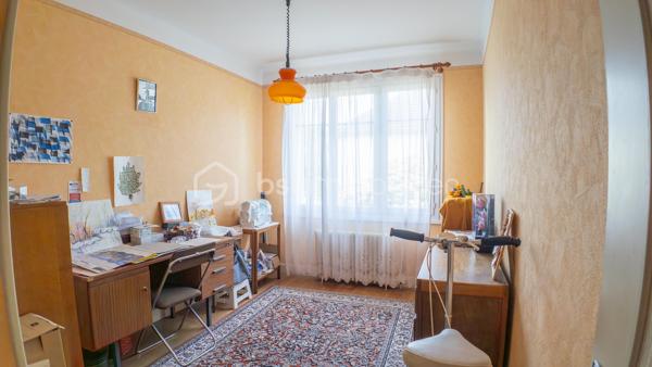 Exclusif chez BSK IMMOBILIER !!!

Charmante maison traditionnelle de caractère avec son sous-sol complet, son agréable terrain et son grand garage indépendant dans un quartier prisé et recherché de la commune de COULANGES-LES-NEVERS

Dans un quartier prisé et recherché de la commune de COULANGES-LES-NEVERS, à deux pas de toutes les commodités (écoles, commerces et supermarché), vous tomberez littéralement sous le charme de cette magnifique maison traditionnelle de caractère, spacieuse, très lumineuse et fonctionnelle, à rafraichir, des années 1968, d’env. 110 m² habitables sur 2 niveaux, avec son sous-sol complet (composé d’une buanderie-chaufferie, cuisine d’été, atelier, garage et cave) et son joli terrain verdoyant et arboré d’env. 950 m² (avec autre grand garage indépendant en fond de propriété).

Cette maison dispose en rez-de-chaussée surélevé (quelques marches) :
- d'une lumineuse et spacieuse pièce de vie (salon/salle à manger) d’une superficie de 31 m², parquet chêne d’origine au sol (en bon état), très belle hauteur sous plafond, avec 2 grandes ouvertures dont une porte-fenêtre donnant sur un balcon-terrasse (cheminée/insert/poêle à bois possible, le conduit étant installé) ;
- d'une entrée spacieuse et fonctionnelle d’une superficie de 12 m² (dégagement-couloir compris), carrelée, porte d’entrée d’origine vitrée en bois, grand placard/penderie pratique, desservant l’ensemble des pièces du rez-de-chaussée ;
- d’une cuisine séparée d’une superficie de 10 m², carrelée, avec présence d’un évier, meuble et hotte ;
- de 2 premières chambres d'une superficie de 10 et 13 m², lumineuses (grandes ouvertures) et fonctionnelles, parquet chêne d’origine au sol (en bon état) ;
- d’une salle de bains optimisée d’une superficie de 5 m², avec baignoire, vasque, meubles, miroir, carrelage mural et au sol ;
- d’un WC indépendant avec sa fenêtre oscillo-battante pour favoriser l’aération.

Un large escalier nous emmène au palier du 1er étage et nous découvrons :
- 2 autres chambres d'une superficie de 13 et 15 m², lumineuses (grandes ouvertures) et fonctionnelles, avec moquette au sol cachant une dalle béton ;
- un grenier (accessible du palier via une porte) d'une superficie d’env. 25 m² accepterait une deuxième pièce d’eau/WC et/ou un agrandissement des chambres.

Du dégagement (du RDC), un escalier discret mène à un sous-sol complet et pratique ; celui-ci propose :
- une cuisine d’été (de 10 m²) avec évier (meuble), arrivée/évacuation d’eau pour la machine à laver ;
- une chaufferie/buanderie (de 12 m²) avec présence de la chaudière, du chauffe-eau et d’un accès direct à l’extérieur ;
- une véritable cave (de 13 m²), gravier au sol, ventilée efficacement pour bien conserver vos vins ;
- un atelier pratique (de 9 m²) pour bricoler ;
- un grand garage (de 36 m²) dans la continuité de l’atelier ;
- un dégagement (de 10 m²) desservant l’ensemble des pièces du sous-sol avec accès direct à l’extérieur/au coin terrasse.

La plupart des sols de cette maison sont en bon état (pour le RDC) ; à remettre au goût du jour pour le 1er étage (moquette à changer).

Elle comporte une isolation double vitrage PVC avec persiennes bois (à rafraichir/repeindre) sur l’ensemble des ouvertures de la superficie habitable (simple vitrage bois d’origine pour le sous-sol)…, la porte d’entrée d’origine vitrée est en bois (serait à optimiser) ; ensemble harmonisé et en bon état général.

Côté mode de chauffage, cette maison dispose d’un chauffage central avec chaudière fioul performante (marque DE DIETRICH / cuve enterrée de 1 500 litres / env. 1 000 litres de consommation à l'année), d’un ensemble de radiateurs en fonte et harmonisé avec têtes thermostatiques récentes et thermostat d’ambiance centralisé (présent dans l’entrée).

Les façades et la toiture en tuile mécanique sont en bon état ; optimiser l’isolation des sous-pentes serait opportun afin d’améliorer la consommation énergétique du logement.

Cette maison a toujours été entretenue par ses propriétaires ; ils ont su préserver sa belle apparence, son cachet et l'adapter aux besoins d'aujourd'hui.

Quelques travaux de rafraichissement et de rénovation sont à prévoir (papier, peinture, isolation sous-pentes à optimiser, zinguerie de la toiture à vérifier, …) pour la remettre au goût du jour.

Côté terrain (et annexe), cette maison dispose d'une parcelle d’env. 950 m², arborée, aménagée et clôturée avec un coin terrasse ombragé, bien exposé et sans vis-à-vis, d’un double portail et d’un grand garage (de 42 m²) indépendant et discret au fond de la propriété.

Les plus : Environnement et quartier apaisants, calmes et tranquilles, la proximité ou accès très rapide aux commerces (5-8 min. à pied d'un supermarché, boulangerie, pharmacie, cabinet médical…), aux écoles (crèche, maternelle et primaire, collège et lycée) et à toutes les commodités de Coulanges-les-Nevers et Nevers, la qualité générale du bien et son entretien, la distribution des pièces qui sont lumineuses et fonctionnelles, son sous-sol pratique, son garage indépendant/complémentaire et son joli terrain, …

Photos supplémentaires disponibles sur mon site BSK IMMOBILIER > Nos conseillers > Sébastien CHARDERON

Pour tout renseignement complémentaire ou pour une visite, contactez-moi au 06.63.17.90.56.

Cette agréable maison a un beau potentiel, pour une résidence principale, secondaire ou de loisirs... une opportunité à saisir !!!