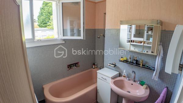Exclusif chez BSK IMMOBILIER !!!

Charmante maison traditionnelle de caractère avec son sous-sol complet, son agréable terrain et son grand garage indépendant dans un quartier prisé et recherché de la commune de COULANGES-LES-NEVERS

Dans un quartier prisé et recherché de la commune de COULANGES-LES-NEVERS, à deux pas de toutes les commodités (écoles, commerces et supermarché), vous tomberez littéralement sous le charme de cette magnifique maison traditionnelle de caractère, spacieuse, très lumineuse et fonctionnelle, à rafraichir, des années 1968, d’env. 110 m² habitables sur 2 niveaux, avec son sous-sol complet (composé d’une buanderie-chaufferie, cuisine d’été, atelier, garage et cave) et son joli terrain verdoyant et arboré d’env. 950 m² (avec autre grand garage indépendant en fond de propriété).

Cette maison dispose en rez-de-chaussée surélevé (quelques marches) :
- d'une lumineuse et spacieuse pièce de vie (salon/salle à manger) d’une superficie de 31 m², parquet chêne d’origine au sol (en bon état), très belle hauteur sous plafond, avec 2 grandes ouvertures dont une porte-fenêtre donnant sur un balcon-terrasse (cheminée/insert/poêle à bois possible, le conduit étant installé) ;
- d'une entrée spacieuse et fonctionnelle d’une superficie de 12 m² (dégagement-couloir compris), carrelée, porte d’entrée d’origine vitrée en bois, grand placard/penderie pratique, desservant l’ensemble des pièces du rez-de-chaussée ;
- d’une cuisine séparée d’une superficie de 10 m², carrelée, avec présence d’un évier, meuble et hotte ;
- de 2 premières chambres d'une superficie de 10 et 13 m², lumineuses (grandes ouvertures) et fonctionnelles, parquet chêne d’origine au sol (en bon état) ;
- d’une salle de bains optimisée d’une superficie de 5 m², avec baignoire, vasque, meubles, miroir, carrelage mural et au sol ;
- d’un WC indépendant avec sa fenêtre oscillo-battante pour favoriser l’aération.

Un large escalier nous emmène au palier du 1er étage et nous découvrons :
- 2 autres chambres d'une superficie de 13 et 15 m², lumineuses (grandes ouvertures) et fonctionnelles, avec moquette au sol cachant une dalle béton ;
- un grenier (accessible du palier via une porte) d'une superficie d’env. 25 m² accepterait une deuxième pièce d’eau/WC et/ou un agrandissement des chambres.

Du dégagement (du RDC), un escalier discret mène à un sous-sol complet et pratique ; celui-ci propose :
- une cuisine d’été (de 10 m²) avec évier (meuble), arrivée/évacuation d’eau pour la machine à laver ;
- une chaufferie/buanderie (de 12 m²) avec présence de la chaudière, du chauffe-eau et d’un accès direct à l’extérieur ;
- une véritable cave (de 13 m²), gravier au sol, ventilée efficacement pour bien conserver vos vins ;
- un atelier pratique (de 9 m²) pour bricoler ;
- un grand garage (de 36 m²) dans la continuité de l’atelier ;
- un dégagement (de 10 m²) desservant l’ensemble des pièces du sous-sol avec accès direct à l’extérieur/au coin terrasse.

La plupart des sols de cette maison sont en bon état (pour le RDC) ; à remettre au goût du jour pour le 1er étage (moquette à changer).

Elle comporte une isolation double vitrage PVC avec persiennes bois (à rafraichir/repeindre) sur l’ensemble des ouvertures de la superficie habitable (simple vitrage bois d’origine pour le sous-sol)…, la porte d’entrée d’origine vitrée est en bois (serait à optimiser) ; ensemble harmonisé et en bon état général.

Côté mode de chauffage, cette maison dispose d’un chauffage central avec chaudière fioul performante (marque DE DIETRICH / cuve enterrée de 1 500 litres / env. 1 000 litres de consommation à l'année), d’un ensemble de radiateurs en fonte et harmonisé avec têtes thermostatiques récentes et thermostat d’ambiance centralisé (présent dans l’entrée).

Les façades et la toiture en tuile mécanique sont en bon état ; optimiser l’isolation des sous-pentes serait opportun afin d’améliorer la consommation énergétique du logement.

Cette maison a toujours été entretenue par ses propriétaires ; ils ont su préserver sa belle apparence, son cachet et l'adapter aux besoins d'aujourd'hui.

Quelques travaux de rafraichissement et de rénovation sont à prévoir (papier, peinture, isolation sous-pentes à optimiser, zinguerie de la toiture à vérifier, …) pour la remettre au goût du jour.

Côté terrain (et annexe), cette maison dispose d'une parcelle d’env. 950 m², arborée, aménagée et clôturée avec un coin terrasse ombragé, bien exposé et sans vis-à-vis, d’un double portail et d’un grand garage (de 42 m²) indépendant et discret au fond de la propriété.

Les plus : Environnement et quartier apaisants, calmes et tranquilles, la proximité ou accès très rapide aux commerces (5-8 min. à pied d'un supermarché, boulangerie, pharmacie, cabinet médical…), aux écoles (crèche, maternelle et primaire, collège et lycée) et à toutes les commodités de Coulanges-les-Nevers et Nevers, la qualité générale du bien et son entretien, la distribution des pièces qui sont lumineuses et fonctionnelles, son sous-sol pratique, son garage indépendant/complémentaire et son joli terrain, …

Photos supplémentaires disponibles sur mon site BSK IMMOBILIER > Nos conseillers > Sébastien CHARDERON

Pour tout renseignement complémentaire ou pour une visite, contactez-moi au 06.63.17.90.56.

Cette agréable maison a un beau potentiel, pour une résidence principale, secondaire ou de loisirs... une opportunité à saisir !!!