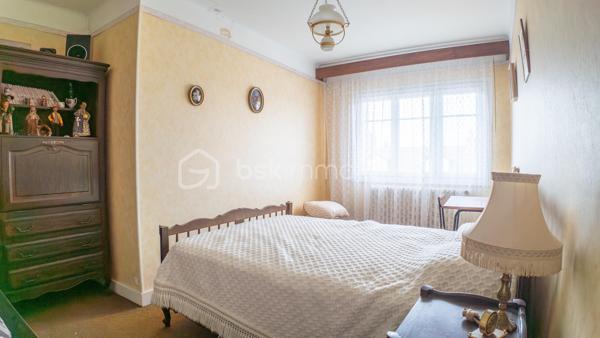 Exclusif chez BSK IMMOBILIER !!!

Charmante maison traditionnelle de caractère avec son sous-sol complet, son agréable terrain et son grand garage indépendant dans un quartier prisé et recherché de la commune de COULANGES-LES-NEVERS

Dans un quartier prisé et recherché de la commune de COULANGES-LES-NEVERS, à deux pas de toutes les commodités (écoles, commerces et supermarché), vous tomberez littéralement sous le charme de cette magnifique maison traditionnelle de caractère, spacieuse, très lumineuse et fonctionnelle, à rafraichir, des années 1968, d’env. 110 m² habitables sur 2 niveaux, avec son sous-sol complet (composé d’une buanderie-chaufferie, cuisine d’été, atelier, garage et cave) et son joli terrain verdoyant et arboré d’env. 950 m² (avec autre grand garage indépendant en fond de propriété).

Cette maison dispose en rez-de-chaussée surélevé (quelques marches) :
- d'une lumineuse et spacieuse pièce de vie (salon/salle à manger) d’une superficie de 31 m², parquet chêne d’origine au sol (en bon état), très belle hauteur sous plafond, avec 2 grandes ouvertures dont une porte-fenêtre donnant sur un balcon-terrasse (cheminée/insert/poêle à bois possible, le conduit étant installé) ;
- d'une entrée spacieuse et fonctionnelle d’une superficie de 12 m² (dégagement-couloir compris), carrelée, porte d’entrée d’origine vitrée en bois, grand placard/penderie pratique, desservant l’ensemble des pièces du rez-de-chaussée ;
- d’une cuisine séparée d’une superficie de 10 m², carrelée, avec présence d’un évier, meuble et hotte ;
- de 2 premières chambres d'une superficie de 10 et 13 m², lumineuses (grandes ouvertures) et fonctionnelles, parquet chêne d’origine au sol (en bon état) ;
- d’une salle de bains optimisée d’une superficie de 5 m², avec baignoire, vasque, meubles, miroir, carrelage mural et au sol ;
- d’un WC indépendant avec sa fenêtre oscillo-battante pour favoriser l’aération.

Un large escalier nous emmène au palier du 1er étage et nous découvrons :
- 2 autres chambres d'une superficie de 13 et 15 m², lumineuses (grandes ouvertures) et fonctionnelles, avec moquette au sol cachant une dalle béton ;
- un grenier (accessible du palier via une porte) d'une superficie d’env. 25 m² accepterait une deuxième pièce d’eau/WC et/ou un agrandissement des chambres.

Du dégagement (du RDC), un escalier discret mène à un sous-sol complet et pratique ; celui-ci propose :
- une cuisine d’été (de 10 m²) avec évier (meuble), arrivée/évacuation d’eau pour la machine à laver ;
- une chaufferie/buanderie (de 12 m²) avec présence de la chaudière, du chauffe-eau et d’un accès direct à l’extérieur ;
- une véritable cave (de 13 m²), gravier au sol, ventilée efficacement pour bien conserver vos vins ;
- un atelier pratique (de 9 m²) pour bricoler ;
- un grand garage (de 36 m²) dans la continuité de l’atelier ;
- un dégagement (de 10 m²) desservant l’ensemble des pièces du sous-sol avec accès direct à l’extérieur/au coin terrasse.

La plupart des sols de cette maison sont en bon état (pour le RDC) ; à remettre au goût du jour pour le 1er étage (moquette à changer).

Elle comporte une isolation double vitrage PVC avec persiennes bois (à rafraichir/repeindre) sur l’ensemble des ouvertures de la superficie habitable (simple vitrage bois d’origine pour le sous-sol)…, la porte d’entrée d’origine vitrée est en bois (serait à optimiser) ; ensemble harmonisé et en bon état général.

Côté mode de chauffage, cette maison dispose d’un chauffage central avec chaudière fioul performante (marque DE DIETRICH / cuve enterrée de 1 500 litres / env. 1 000 litres de consommation à l'année), d’un ensemble de radiateurs en fonte et harmonisé avec têtes thermostatiques récentes et thermostat d’ambiance centralisé (présent dans l’entrée).

Les façades et la toiture en tuile mécanique sont en bon état ; optimiser l’isolation des sous-pentes serait opportun afin d’améliorer la consommation énergétique du logement.

Cette maison a toujours été entretenue par ses propriétaires ; ils ont su préserver sa belle apparence, son cachet et l'adapter aux besoins d'aujourd'hui.

Quelques travaux de rafraichissement et de rénovation sont à prévoir (papier, peinture, isolation sous-pentes à optimiser, zinguerie de la toiture à vérifier, …) pour la remettre au goût du jour.

Côté terrain (et annexe), cette maison dispose d'une parcelle d’env. 950 m², arborée, aménagée et clôturée avec un coin terrasse ombragé, bien exposé et sans vis-à-vis, d’un double portail et d’un grand garage (de 42 m²) indépendant et discret au fond de la propriété.

Les plus : Environnement et quartier apaisants, calmes et tranquilles, la proximité ou accès très rapide aux commerces (5-8 min. à pied d'un supermarché, boulangerie, pharmacie, cabinet médical…), aux écoles (crèche, maternelle et primaire, collège et lycée) et à toutes les commodités de Coulanges-les-Nevers et Nevers, la qualité générale du bien et son entretien, la distribution des pièces qui sont lumineuses et fonctionnelles, son sous-sol pratique, son garage indépendant/complémentaire et son joli terrain, …

Photos supplémentaires disponibles sur mon site BSK IMMOBILIER > Nos conseillers > Sébastien CHARDERON

Pour tout renseignement complémentaire ou pour une visite, contactez-moi au 06.63.17.90.56.

Cette agréable maison a un beau potentiel, pour une résidence principale, secondaire ou de loisirs... une opportunité à saisir !!!