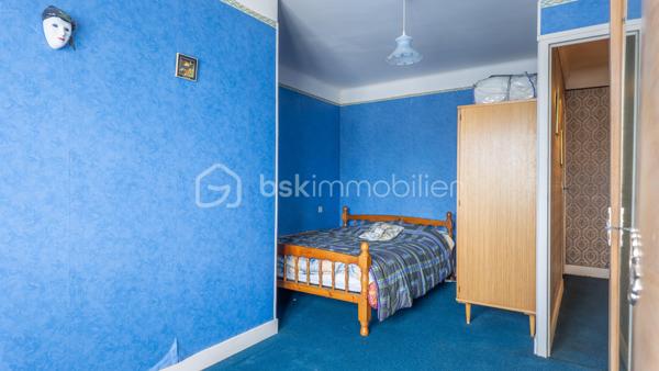 Exclusif chez BSK IMMOBILIER !!!

Charmante maison traditionnelle de caractère avec son sous-sol complet, son agréable terrain et son grand garage indépendant dans un quartier prisé et recherché de la commune de COULANGES-LES-NEVERS

Dans un quartier prisé et recherché de la commune de COULANGES-LES-NEVERS, à deux pas de toutes les commodités (écoles, commerces et supermarché), vous tomberez littéralement sous le charme de cette magnifique maison traditionnelle de caractère, spacieuse, très lumineuse et fonctionnelle, à rafraichir, des années 1968, d’env. 110 m² habitables sur 2 niveaux, avec son sous-sol complet (composé d’une buanderie-chaufferie, cuisine d’été, atelier, garage et cave) et son joli terrain verdoyant et arboré d’env. 950 m² (avec autre grand garage indépendant en fond de propriété).

Cette maison dispose en rez-de-chaussée surélevé (quelques marches) :
- d'une lumineuse et spacieuse pièce de vie (salon/salle à manger) d’une superficie de 31 m², parquet chêne d’origine au sol (en bon état), très belle hauteur sous plafond, avec 2 grandes ouvertures dont une porte-fenêtre donnant sur un balcon-terrasse (cheminée/insert/poêle à bois possible, le conduit étant installé) ;
- d'une entrée spacieuse et fonctionnelle d’une superficie de 12 m² (dégagement-couloir compris), carrelée, porte d’entrée d’origine vitrée en bois, grand placard/penderie pratique, desservant l’ensemble des pièces du rez-de-chaussée ;
- d’une cuisine séparée d’une superficie de 10 m², carrelée, avec présence d’un évier, meuble et hotte ;
- de 2 premières chambres d'une superficie de 10 et 13 m², lumineuses (grandes ouvertures) et fonctionnelles, parquet chêne d’origine au sol (en bon état) ;
- d’une salle de bains optimisée d’une superficie de 5 m², avec baignoire, vasque, meubles, miroir, carrelage mural et au sol ;
- d’un WC indépendant avec sa fenêtre oscillo-battante pour favoriser l’aération.

Un large escalier nous emmène au palier du 1er étage et nous découvrons :
- 2 autres chambres d'une superficie de 13 et 15 m², lumineuses (grandes ouvertures) et fonctionnelles, avec moquette au sol cachant une dalle béton ;
- un grenier (accessible du palier via une porte) d'une superficie d’env. 25 m² accepterait une deuxième pièce d’eau/WC et/ou un agrandissement des chambres.

Du dégagement (du RDC), un escalier discret mène à un sous-sol complet et pratique ; celui-ci propose :
- une cuisine d’été (de 10 m²) avec évier (meuble), arrivée/évacuation d’eau pour la machine à laver ;
- une chaufferie/buanderie (de 12 m²) avec présence de la chaudière, du chauffe-eau et d’un accès direct à l’extérieur ;
- une véritable cave (de 13 m²), gravier au sol, ventilée efficacement pour bien conserver vos vins ;
- un atelier pratique (de 9 m²) pour bricoler ;
- un grand garage (de 36 m²) dans la continuité de l’atelier ;
- un dégagement (de 10 m²) desservant l’ensemble des pièces du sous-sol avec accès direct à l’extérieur/au coin terrasse.

La plupart des sols de cette maison sont en bon état (pour le RDC) ; à remettre au goût du jour pour le 1er étage (moquette à changer).

Elle comporte une isolation double vitrage PVC avec persiennes bois (à rafraichir/repeindre) sur l’ensemble des ouvertures de la superficie habitable (simple vitrage bois d’origine pour le sous-sol)…, la porte d’entrée d’origine vitrée est en bois (serait à optimiser) ; ensemble harmonisé et en bon état général.

Côté mode de chauffage, cette maison dispose d’un chauffage central avec chaudière fioul performante (marque DE DIETRICH / cuve enterrée de 1 500 litres / env. 1 000 litres de consommation à l'année), d’un ensemble de radiateurs en fonte et harmonisé avec têtes thermostatiques récentes et thermostat d’ambiance centralisé (présent dans l’entrée).

Les façades et la toiture en tuile mécanique sont en bon état ; optimiser l’isolation des sous-pentes serait opportun afin d’améliorer la consommation énergétique du logement.

Cette maison a toujours été entretenue par ses propriétaires ; ils ont su préserver sa belle apparence, son cachet et l'adapter aux besoins d'aujourd'hui.

Quelques travaux de rafraichissement et de rénovation sont à prévoir (papier, peinture, isolation sous-pentes à optimiser, zinguerie de la toiture à vérifier, …) pour la remettre au goût du jour.

Côté terrain (et annexe), cette maison dispose d'une parcelle d’env. 950 m², arborée, aménagée et clôturée avec un coin terrasse ombragé, bien exposé et sans vis-à-vis, d’un double portail et d’un grand garage (de 42 m²) indépendant et discret au fond de la propriété.

Les plus : Environnement et quartier apaisants, calmes et tranquilles, la proximité ou accès très rapide aux commerces (5-8 min. à pied d'un supermarché, boulangerie, pharmacie, cabinet médical…), aux écoles (crèche, maternelle et primaire, collège et lycée) et à toutes les commodités de Coulanges-les-Nevers et Nevers, la qualité générale du bien et son entretien, la distribution des pièces qui sont lumineuses et fonctionnelles, son sous-sol pratique, son garage indépendant/complémentaire et son joli terrain, …

Photos supplémentaires disponibles sur mon site BSK IMMOBILIER > Nos conseillers > Sébastien CHARDERON

Pour tout renseignement complémentaire ou pour une visite, contactez-moi au 06.63.17.90.56.

Cette agréable maison a un beau potentiel, pour une résidence principale, secondaire ou de loisirs... une opportunité à saisir !!!