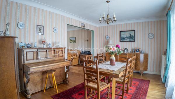 Exclusif chez BSK IMMOBILIER !!!

Charmante maison traditionnelle de caractère avec son sous-sol complet, son agréable terrain et son grand garage indépendant dans un quartier prisé et recherché de la commune de COULANGES-LES-NEVERS

Dans un quartier prisé et recherché de la commune de COULANGES-LES-NEVERS, à deux pas de toutes les commodités (écoles, commerces et supermarché), vous tomberez littéralement sous le charme de cette magnifique maison traditionnelle de caractère, spacieuse, très lumineuse et fonctionnelle, à rafraichir, des années 1968, d’env. 110 m² habitables sur 2 niveaux, avec son sous-sol complet (composé d’une buanderie-chaufferie, cuisine d’été, atelier, garage et cave) et son joli terrain verdoyant et arboré d’env. 950 m² (avec autre grand garage indépendant en fond de propriété).

Cette maison dispose en rez-de-chaussée surélevé (quelques marches) :
- d'une lumineuse et spacieuse pièce de vie (salon/salle à manger) d’une superficie de 31 m², parquet chêne d’origine au sol (en bon état), très belle hauteur sous plafond, avec 2 grandes ouvertures dont une porte-fenêtre donnant sur un balcon-terrasse (cheminée/insert/poêle à bois possible, le conduit étant installé) ;
- d'une entrée spacieuse et fonctionnelle d’une superficie de 12 m² (dégagement-couloir compris), carrelée, porte d’entrée d’origine vitrée en bois, grand placard/penderie pratique, desservant l’ensemble des pièces du rez-de-chaussée ;
- d’une cuisine séparée d’une superficie de 10 m², carrelée, avec présence d’un évier, meuble et hotte ;
- de 2 premières chambres d'une superficie de 10 et 13 m², lumineuses (grandes ouvertures) et fonctionnelles, parquet chêne d’origine au sol (en bon état) ;
- d’une salle de bains optimisée d’une superficie de 5 m², avec baignoire, vasque, meubles, miroir, carrelage mural et au sol ;
- d’un WC indépendant avec sa fenêtre oscillo-battante pour favoriser l’aération.

Un large escalier nous emmène au palier du 1er étage et nous découvrons :
- 2 autres chambres d'une superficie de 13 et 15 m², lumineuses (grandes ouvertures) et fonctionnelles, avec moquette au sol cachant une dalle béton ;
- un grenier (accessible du palier via une porte) d'une superficie d’env. 25 m² accepterait une deuxième pièce d’eau/WC et/ou un agrandissement des chambres.

Du dégagement (du RDC), un escalier discret mène à un sous-sol complet et pratique ; celui-ci propose :
- une cuisine d’été (de 10 m²) avec évier (meuble), arrivée/évacuation d’eau pour la machine à laver ;
- une chaufferie/buanderie (de 12 m²) avec présence de la chaudière, du chauffe-eau et d’un accès direct à l’extérieur ;
- une véritable cave (de 13 m²), gravier au sol, ventilée efficacement pour bien conserver vos vins ;
- un atelier pratique (de 9 m²) pour bricoler ;
- un grand garage (de 36 m²) dans la continuité de l’atelier ;
- un dégagement (de 10 m²) desservant l’ensemble des pièces du sous-sol avec accès direct à l’extérieur/au coin terrasse.

La plupart des sols de cette maison sont en bon état (pour le RDC) ; à remettre au goût du jour pour le 1er étage (moquette à changer).

Elle comporte une isolation double vitrage PVC avec persiennes bois (à rafraichir/repeindre) sur l’ensemble des ouvertures de la superficie habitable (simple vitrage bois d’origine pour le sous-sol)…, la porte d’entrée d’origine vitrée est en bois (serait à optimiser) ; ensemble harmonisé et en bon état général.

Côté mode de chauffage, cette maison dispose d’un chauffage central avec chaudière fioul performante (marque DE DIETRICH / cuve enterrée de 1 500 litres / env. 1 000 litres de consommation à l'année), d’un ensemble de radiateurs en fonte et harmonisé avec têtes thermostatiques récentes et thermostat d’ambiance centralisé (présent dans l’entrée).

Les façades et la toiture en tuile mécanique sont en bon état ; optimiser l’isolation des sous-pentes serait opportun afin d’améliorer la consommation énergétique du logement.

Cette maison a toujours été entretenue par ses propriétaires ; ils ont su préserver sa belle apparence, son cachet et l'adapter aux besoins d'aujourd'hui.

Quelques travaux de rafraichissement et de rénovation sont à prévoir (papier, peinture, isolation sous-pentes à optimiser, zinguerie de la toiture à vérifier, …) pour la remettre au goût du jour.

Côté terrain (et annexe), cette maison dispose d'une parcelle d’env. 950 m², arborée, aménagée et clôturée avec un coin terrasse ombragé, bien exposé et sans vis-à-vis, d’un double portail et d’un grand garage (de 42 m²) indépendant et discret au fond de la propriété.

Les plus : Environnement et quartier apaisants, calmes et tranquilles, la proximité ou accès très rapide aux commerces (5-8 min. à pied d'un supermarché, boulangerie, pharmacie, cabinet médical…), aux écoles (crèche, maternelle et primaire, collège et lycée) et à toutes les commodités de Coulanges-les-Nevers et Nevers, la qualité générale du bien et son entretien, la distribution des pièces qui sont lumineuses et fonctionnelles, son sous-sol pratique, son garage indépendant/complémentaire et son joli terrain, …

Photos supplémentaires disponibles sur mon site BSK IMMOBILIER > Nos conseillers > Sébastien CHARDERON

Pour tout renseignement complémentaire ou pour une visite, contactez-moi au 06.63.17.90.56.

Cette agréable maison a un beau potentiel, pour une résidence principale, secondaire ou de loisirs... une opportunité à saisir !!!