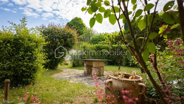Exclusif chez BSK IMMOBILIER !!!

Charmante maison traditionnelle de caractère avec son sous-sol complet, son agréable terrain et son grand garage indépendant dans un quartier prisé et recherché de la commune de COULANGES-LES-NEVERS

Dans un quartier prisé et recherché de la commune de COULANGES-LES-NEVERS, à deux pas de toutes les commodités (écoles, commerces et supermarché), vous tomberez littéralement sous le charme de cette magnifique maison traditionnelle de caractère, spacieuse, très lumineuse et fonctionnelle, à rafraichir, des années 1968, d’env. 110 m² habitables sur 2 niveaux, avec son sous-sol complet (composé d’une buanderie-chaufferie, cuisine d’été, atelier, garage et cave) et son joli terrain verdoyant et arboré d’env. 950 m² (avec autre grand garage indépendant en fond de propriété).

Cette maison dispose en rez-de-chaussée surélevé (quelques marches) :
- d'une lumineuse et spacieuse pièce de vie (salon/salle à manger) d’une superficie de 31 m², parquet chêne d’origine au sol (en bon état), très belle hauteur sous plafond, avec 2 grandes ouvertures dont une porte-fenêtre donnant sur un balcon-terrasse (cheminée/insert/poêle à bois possible, le conduit étant installé) ;
- d'une entrée spacieuse et fonctionnelle d’une superficie de 12 m² (dégagement-couloir compris), carrelée, porte d’entrée d’origine vitrée en bois, grand placard/penderie pratique, desservant l’ensemble des pièces du rez-de-chaussée ;
- d’une cuisine séparée d’une superficie de 10 m², carrelée, avec présence d’un évier, meuble et hotte ;
- de 2 premières chambres d'une superficie de 10 et 13 m², lumineuses (grandes ouvertures) et fonctionnelles, parquet chêne d’origine au sol (en bon état) ;
- d’une salle de bains optimisée d’une superficie de 5 m², avec baignoire, vasque, meubles, miroir, carrelage mural et au sol ;
- d’un WC indépendant avec sa fenêtre oscillo-battante pour favoriser l’aération.

Un large escalier nous emmène au palier du 1er étage et nous découvrons :
- 2 autres chambres d'une superficie de 13 et 15 m², lumineuses (grandes ouvertures) et fonctionnelles, avec moquette au sol cachant une dalle béton ;
- un grenier (accessible du palier via une porte) d'une superficie d’env. 25 m² accepterait une deuxième pièce d’eau/WC et/ou un agrandissement des chambres.

Du dégagement (du RDC), un escalier discret mène à un sous-sol complet et pratique ; celui-ci propose :
- une cuisine d’été (de 10 m²) avec évier (meuble), arrivée/évacuation d’eau pour la machine à laver ;
- une chaufferie/buanderie (de 12 m²) avec présence de la chaudière, du chauffe-eau et d’un accès direct à l’extérieur ;
- une véritable cave (de 13 m²), gravier au sol, ventilée efficacement pour bien conserver vos vins ;
- un atelier pratique (de 9 m²) pour bricoler ;
- un grand garage (de 36 m²) dans la continuité de l’atelier ;
- un dégagement (de 10 m²) desservant l’ensemble des pièces du sous-sol avec accès direct à l’extérieur/au coin terrasse.

La plupart des sols de cette maison sont en bon état (pour le RDC) ; à remettre au goût du jour pour le 1er étage (moquette à changer).

Elle comporte une isolation double vitrage PVC avec persiennes bois (à rafraichir/repeindre) sur l’ensemble des ouvertures de la superficie habitable (simple vitrage bois d’origine pour le sous-sol)…, la porte d’entrée d’origine vitrée est en bois (serait à optimiser) ; ensemble harmonisé et en bon état général.

Côté mode de chauffage, cette maison dispose d’un chauffage central avec chaudière fioul performante (marque DE DIETRICH / cuve enterrée de 1 500 litres / env. 1 000 litres de consommation à l'année), d’un ensemble de radiateurs en fonte et harmonisé avec têtes thermostatiques récentes et thermostat d’ambiance centralisé (présent dans l’entrée).

Les façades et la toiture en tuile mécanique sont en bon état ; optimiser l’isolation des sous-pentes serait opportun afin d’améliorer la consommation énergétique du logement.

Cette maison a toujours été entretenue par ses propriétaires ; ils ont su préserver sa belle apparence, son cachet et l'adapter aux besoins d'aujourd'hui.

Quelques travaux de rafraichissement et de rénovation sont à prévoir (papier, peinture, isolation sous-pentes à optimiser, zinguerie de la toiture à vérifier, …) pour la remettre au goût du jour.

Côté terrain (et annexe), cette maison dispose d'une parcelle d’env. 950 m², arborée, aménagée et clôturée avec un coin terrasse ombragé, bien exposé et sans vis-à-vis, d’un double portail et d’un grand garage (de 42 m²) indépendant et discret au fond de la propriété.

Les plus : Environnement et quartier apaisants, calmes et tranquilles, la proximité ou accès très rapide aux commerces (5-8 min. à pied d'un supermarché, boulangerie, pharmacie, cabinet médical…), aux écoles (crèche, maternelle et primaire, collège et lycée) et à toutes les commodités de Coulanges-les-Nevers et Nevers, la qualité générale du bien et son entretien, la distribution des pièces qui sont lumineuses et fonctionnelles, son sous-sol pratique, son garage indépendant/complémentaire et son joli terrain, …

Photos supplémentaires disponibles sur mon site BSK IMMOBILIER > Nos conseillers > Sébastien CHARDERON

Pour tout renseignement complémentaire ou pour une visite, contactez-moi au 06.63.17.90.56.

Cette agréable maison a un beau potentiel, pour une résidence principale, secondaire ou de loisirs... une opportunité à saisir !!!