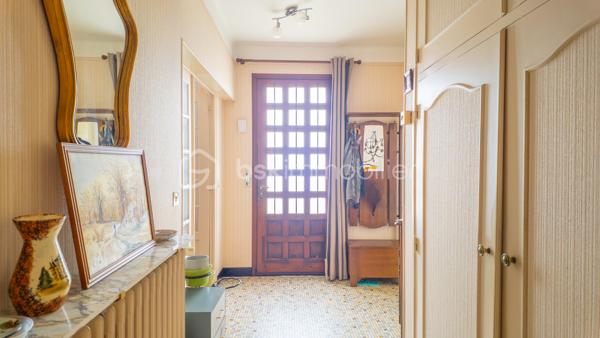 Exclusif chez BSK IMMOBILIER !!!

Charmante maison traditionnelle de caractère avec son sous-sol complet, son agréable terrain et son grand garage indépendant dans un quartier prisé et recherché de la commune de COULANGES-LES-NEVERS

Dans un quartier prisé et recherché de la commune de COULANGES-LES-NEVERS, à deux pas de toutes les commodités (écoles, commerces et supermarché), vous tomberez littéralement sous le charme de cette magnifique maison traditionnelle de caractère, spacieuse, très lumineuse et fonctionnelle, à rafraichir, des années 1968, d’env. 110 m² habitables sur 2 niveaux, avec son sous-sol complet (composé d’une buanderie-chaufferie, cuisine d’été, atelier, garage et cave) et son joli terrain verdoyant et arboré d’env. 950 m² (avec autre grand garage indépendant en fond de propriété).

Cette maison dispose en rez-de-chaussée surélevé (quelques marches) :
- d'une lumineuse et spacieuse pièce de vie (salon/salle à manger) d’une superficie de 31 m², parquet chêne d’origine au sol (en bon état), très belle hauteur sous plafond, avec 2 grandes ouvertures dont une porte-fenêtre donnant sur un balcon-terrasse (cheminée/insert/poêle à bois possible, le conduit étant installé) ;
- d'une entrée spacieuse et fonctionnelle d’une superficie de 12 m² (dégagement-couloir compris), carrelée, porte d’entrée d’origine vitrée en bois, grand placard/penderie pratique, desservant l’ensemble des pièces du rez-de-chaussée ;
- d’une cuisine séparée d’une superficie de 10 m², carrelée, avec présence d’un évier, meuble et hotte ;
- de 2 premières chambres d'une superficie de 10 et 13 m², lumineuses (grandes ouvertures) et fonctionnelles, parquet chêne d’origine au sol (en bon état) ;
- d’une salle de bains optimisée d’une superficie de 5 m², avec baignoire, vasque, meubles, miroir, carrelage mural et au sol ;
- d’un WC indépendant avec sa fenêtre oscillo-battante pour favoriser l’aération.

Un large escalier nous emmène au palier du 1er étage et nous découvrons :
- 2 autres chambres d'une superficie de 13 et 15 m², lumineuses (grandes ouvertures) et fonctionnelles, avec moquette au sol cachant une dalle béton ;
- un grenier (accessible du palier via une porte) d'une superficie d’env. 25 m² accepterait une deuxième pièce d’eau/WC et/ou un agrandissement des chambres.

Du dégagement (du RDC), un escalier discret mène à un sous-sol complet et pratique ; celui-ci propose :
- une cuisine d’été (de 10 m²) avec évier (meuble), arrivée/évacuation d’eau pour la machine à laver ;
- une chaufferie/buanderie (de 12 m²) avec présence de la chaudière, du chauffe-eau et d’un accès direct à l’extérieur ;
- une véritable cave (de 13 m²), gravier au sol, ventilée efficacement pour bien conserver vos vins ;
- un atelier pratique (de 9 m²) pour bricoler ;
- un grand garage (de 36 m²) dans la continuité de l’atelier ;
- un dégagement (de 10 m²) desservant l’ensemble des pièces du sous-sol avec accès direct à l’extérieur/au coin terrasse.

La plupart des sols de cette maison sont en bon état (pour le RDC) ; à remettre au goût du jour pour le 1er étage (moquette à changer).

Elle comporte une isolation double vitrage PVC avec persiennes bois (à rafraichir/repeindre) sur l’ensemble des ouvertures de la superficie habitable (simple vitrage bois d’origine pour le sous-sol)…, la porte d’entrée d’origine vitrée est en bois (serait à optimiser) ; ensemble harmonisé et en bon état général.

Côté mode de chauffage, cette maison dispose d’un chauffage central avec chaudière fioul performante (marque DE DIETRICH / cuve enterrée de 1 500 litres / env. 1 000 litres de consommation à l'année), d’un ensemble de radiateurs en fonte et harmonisé avec têtes thermostatiques récentes et thermostat d’ambiance centralisé (présent dans l’entrée).

Les façades et la toiture en tuile mécanique sont en bon état ; optimiser l’isolation des sous-pentes serait opportun afin d’améliorer la consommation énergétique du logement.

Cette maison a toujours été entretenue par ses propriétaires ; ils ont su préserver sa belle apparence, son cachet et l'adapter aux besoins d'aujourd'hui.

Quelques travaux de rafraichissement et de rénovation sont à prévoir (papier, peinture, isolation sous-pentes à optimiser, zinguerie de la toiture à vérifier, …) pour la remettre au goût du jour.

Côté terrain (et annexe), cette maison dispose d'une parcelle d’env. 950 m², arborée, aménagée et clôturée avec un coin terrasse ombragé, bien exposé et sans vis-à-vis, d’un double portail et d’un grand garage (de 42 m²) indépendant et discret au fond de la propriété.

Les plus : Environnement et quartier apaisants, calmes et tranquilles, la proximité ou accès très rapide aux commerces (5-8 min. à pied d'un supermarché, boulangerie, pharmacie, cabinet médical…), aux écoles (crèche, maternelle et primaire, collège et lycée) et à toutes les commodités de Coulanges-les-Nevers et Nevers, la qualité générale du bien et son entretien, la distribution des pièces qui sont lumineuses et fonctionnelles, son sous-sol pratique, son garage indépendant/complémentaire et son joli terrain, …

Photos supplémentaires disponibles sur mon site BSK IMMOBILIER > Nos conseillers > Sébastien CHARDERON

Pour tout renseignement complémentaire ou pour une visite, contactez-moi au 06.63.17.90.56.

Cette agréable maison a un beau potentiel, pour une résidence principale, secondaire ou de loisirs... une opportunité à saisir !!!