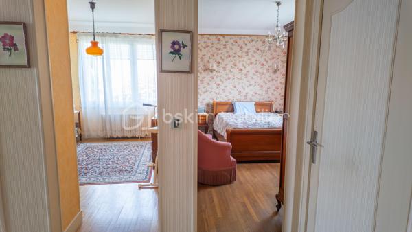 Exclusif chez BSK IMMOBILIER !!!

Charmante maison traditionnelle de caractère avec son sous-sol complet, son agréable terrain et son grand garage indépendant dans un quartier prisé et recherché de la commune de COULANGES-LES-NEVERS

Dans un quartier prisé et recherché de la commune de COULANGES-LES-NEVERS, à deux pas de toutes les commodités (écoles, commerces et supermarché), vous tomberez littéralement sous le charme de cette magnifique maison traditionnelle de caractère, spacieuse, très lumineuse et fonctionnelle, à rafraichir, des années 1968, d’env. 110 m² habitables sur 2 niveaux, avec son sous-sol complet (composé d’une buanderie-chaufferie, cuisine d’été, atelier, garage et cave) et son joli terrain verdoyant et arboré d’env. 950 m² (avec autre grand garage indépendant en fond de propriété).

Cette maison dispose en rez-de-chaussée surélevé (quelques marches) :
- d'une lumineuse et spacieuse pièce de vie (salon/salle à manger) d’une superficie de 31 m², parquet chêne d’origine au sol (en bon état), très belle hauteur sous plafond, avec 2 grandes ouvertures dont une porte-fenêtre donnant sur un balcon-terrasse (cheminée/insert/poêle à bois possible, le conduit étant installé) ;
- d'une entrée spacieuse et fonctionnelle d’une superficie de 12 m² (dégagement-couloir compris), carrelée, porte d’entrée d’origine vitrée en bois, grand placard/penderie pratique, desservant l’ensemble des pièces du rez-de-chaussée ;
- d’une cuisine séparée d’une superficie de 10 m², carrelée, avec présence d’un évier, meuble et hotte ;
- de 2 premières chambres d'une superficie de 10 et 13 m², lumineuses (grandes ouvertures) et fonctionnelles, parquet chêne d’origine au sol (en bon état) ;
- d’une salle de bains optimisée d’une superficie de 5 m², avec baignoire, vasque, meubles, miroir, carrelage mural et au sol ;
- d’un WC indépendant avec sa fenêtre oscillo-battante pour favoriser l’aération.

Un large escalier nous emmène au palier du 1er étage et nous découvrons :
- 2 autres chambres d'une superficie de 13 et 15 m², lumineuses (grandes ouvertures) et fonctionnelles, avec moquette au sol cachant une dalle béton ;
- un grenier (accessible du palier via une porte) d'une superficie d’env. 25 m² accepterait une deuxième pièce d’eau/WC et/ou un agrandissement des chambres.

Du dégagement (du RDC), un escalier discret mène à un sous-sol complet et pratique ; celui-ci propose :
- une cuisine d’été (de 10 m²) avec évier (meuble), arrivée/évacuation d’eau pour la machine à laver ;
- une chaufferie/buanderie (de 12 m²) avec présence de la chaudière, du chauffe-eau et d’un accès direct à l’extérieur ;
- une véritable cave (de 13 m²), gravier au sol, ventilée efficacement pour bien conserver vos vins ;
- un atelier pratique (de 9 m²) pour bricoler ;
- un grand garage (de 36 m²) dans la continuité de l’atelier ;
- un dégagement (de 10 m²) desservant l’ensemble des pièces du sous-sol avec accès direct à l’extérieur/au coin terrasse.

La plupart des sols de cette maison sont en bon état (pour le RDC) ; à remettre au goût du jour pour le 1er étage (moquette à changer).

Elle comporte une isolation double vitrage PVC avec persiennes bois (à rafraichir/repeindre) sur l’ensemble des ouvertures de la superficie habitable (simple vitrage bois d’origine pour le sous-sol)…, la porte d’entrée d’origine vitrée est en bois (serait à optimiser) ; ensemble harmonisé et en bon état général.

Côté mode de chauffage, cette maison dispose d’un chauffage central avec chaudière fioul performante (marque DE DIETRICH / cuve enterrée de 1 500 litres / env. 1 000 litres de consommation à l'année), d’un ensemble de radiateurs en fonte et harmonisé avec têtes thermostatiques récentes et thermostat d’ambiance centralisé (présent dans l’entrée).

Les façades et la toiture en tuile mécanique sont en bon état ; optimiser l’isolation des sous-pentes serait opportun afin d’améliorer la consommation énergétique du logement.

Cette maison a toujours été entretenue par ses propriétaires ; ils ont su préserver sa belle apparence, son cachet et l'adapter aux besoins d'aujourd'hui.

Quelques travaux de rafraichissement et de rénovation sont à prévoir (papier, peinture, isolation sous-pentes à optimiser, zinguerie de la toiture à vérifier, …) pour la remettre au goût du jour.

Côté terrain (et annexe), cette maison dispose d'une parcelle d’env. 950 m², arborée, aménagée et clôturée avec un coin terrasse ombragé, bien exposé et sans vis-à-vis, d’un double portail et d’un grand garage (de 42 m²) indépendant et discret au fond de la propriété.

Les plus : Environnement et quartier apaisants, calmes et tranquilles, la proximité ou accès très rapide aux commerces (5-8 min. à pied d'un supermarché, boulangerie, pharmacie, cabinet médical…), aux écoles (crèche, maternelle et primaire, collège et lycée) et à toutes les commodités de Coulanges-les-Nevers et Nevers, la qualité générale du bien et son entretien, la distribution des pièces qui sont lumineuses et fonctionnelles, son sous-sol pratique, son garage indépendant/complémentaire et son joli terrain, …

Photos supplémentaires disponibles sur mon site BSK IMMOBILIER > Nos conseillers > Sébastien CHARDERON

Pour tout renseignement complémentaire ou pour une visite, contactez-moi au 06.63.17.90.56.

Cette agréable maison a un beau potentiel, pour une résidence principale, secondaire ou de loisirs... une opportunité à saisir !!!