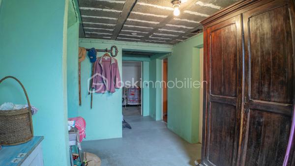Exclusif chez BSK IMMOBILIER !!!

Charmante maison traditionnelle de caractère avec son sous-sol complet, son agréable terrain et son grand garage indépendant dans un quartier prisé et recherché de la commune de COULANGES-LES-NEVERS

Dans un quartier prisé et recherché de la commune de COULANGES-LES-NEVERS, à deux pas de toutes les commodités (écoles, commerces et supermarché), vous tomberez littéralement sous le charme de cette magnifique maison traditionnelle de caractère, spacieuse, très lumineuse et fonctionnelle, à rafraichir, des années 1968, d’env. 110 m² habitables sur 2 niveaux, avec son sous-sol complet (composé d’une buanderie-chaufferie, cuisine d’été, atelier, garage et cave) et son joli terrain verdoyant et arboré d’env. 950 m² (avec autre grand garage indépendant en fond de propriété).

Cette maison dispose en rez-de-chaussée surélevé (quelques marches) :
- d'une lumineuse et spacieuse pièce de vie (salon/salle à manger) d’une superficie de 31 m², parquet chêne d’origine au sol (en bon état), très belle hauteur sous plafond, avec 2 grandes ouvertures dont une porte-fenêtre donnant sur un balcon-terrasse (cheminée/insert/poêle à bois possible, le conduit étant installé) ;
- d'une entrée spacieuse et fonctionnelle d’une superficie de 12 m² (dégagement-couloir compris), carrelée, porte d’entrée d’origine vitrée en bois, grand placard/penderie pratique, desservant l’ensemble des pièces du rez-de-chaussée ;
- d’une cuisine séparée d’une superficie de 10 m², carrelée, avec présence d’un évier, meuble et hotte ;
- de 2 premières chambres d'une superficie de 10 et 13 m², lumineuses (grandes ouvertures) et fonctionnelles, parquet chêne d’origine au sol (en bon état) ;
- d’une salle de bains optimisée d’une superficie de 5 m², avec baignoire, vasque, meubles, miroir, carrelage mural et au sol ;
- d’un WC indépendant avec sa fenêtre oscillo-battante pour favoriser l’aération.

Un large escalier nous emmène au palier du 1er étage et nous découvrons :
- 2 autres chambres d'une superficie de 13 et 15 m², lumineuses (grandes ouvertures) et fonctionnelles, avec moquette au sol cachant une dalle béton ;
- un grenier (accessible du palier via une porte) d'une superficie d’env. 25 m² accepterait une deuxième pièce d’eau/WC et/ou un agrandissement des chambres.

Du dégagement (du RDC), un escalier discret mène à un sous-sol complet et pratique ; celui-ci propose :
- une cuisine d’été (de 10 m²) avec évier (meuble), arrivée/évacuation d’eau pour la machine à laver ;
- une chaufferie/buanderie (de 12 m²) avec présence de la chaudière, du chauffe-eau et d’un accès direct à l’extérieur ;
- une véritable cave (de 13 m²), gravier au sol, ventilée efficacement pour bien conserver vos vins ;
- un atelier pratique (de 9 m²) pour bricoler ;
- un grand garage (de 36 m²) dans la continuité de l’atelier ;
- un dégagement (de 10 m²) desservant l’ensemble des pièces du sous-sol avec accès direct à l’extérieur/au coin terrasse.

La plupart des sols de cette maison sont en bon état (pour le RDC) ; à remettre au goût du jour pour le 1er étage (moquette à changer).

Elle comporte une isolation double vitrage PVC avec persiennes bois (à rafraichir/repeindre) sur l’ensemble des ouvertures de la superficie habitable (simple vitrage bois d’origine pour le sous-sol)…, la porte d’entrée d’origine vitrée est en bois (serait à optimiser) ; ensemble harmonisé et en bon état général.

Côté mode de chauffage, cette maison dispose d’un chauffage central avec chaudière fioul performante (marque DE DIETRICH / cuve enterrée de 1 500 litres / env. 1 000 litres de consommation à l'année), d’un ensemble de radiateurs en fonte et harmonisé avec têtes thermostatiques récentes et thermostat d’ambiance centralisé (présent dans l’entrée).

Les façades et la toiture en tuile mécanique sont en bon état ; optimiser l’isolation des sous-pentes serait opportun afin d’améliorer la consommation énergétique du logement.

Cette maison a toujours été entretenue par ses propriétaires ; ils ont su préserver sa belle apparence, son cachet et l'adapter aux besoins d'aujourd'hui.

Quelques travaux de rafraichissement et de rénovation sont à prévoir (papier, peinture, isolation sous-pentes à optimiser, zinguerie de la toiture à vérifier, …) pour la remettre au goût du jour.

Côté terrain (et annexe), cette maison dispose d'une parcelle d’env. 950 m², arborée, aménagée et clôturée avec un coin terrasse ombragé, bien exposé et sans vis-à-vis, d’un double portail et d’un grand garage (de 42 m²) indépendant et discret au fond de la propriété.

Les plus : Environnement et quartier apaisants, calmes et tranquilles, la proximité ou accès très rapide aux commerces (5-8 min. à pied d'un supermarché, boulangerie, pharmacie, cabinet médical…), aux écoles (crèche, maternelle et primaire, collège et lycée) et à toutes les commodités de Coulanges-les-Nevers et Nevers, la qualité générale du bien et son entretien, la distribution des pièces qui sont lumineuses et fonctionnelles, son sous-sol pratique, son garage indépendant/complémentaire et son joli terrain, …

Photos supplémentaires disponibles sur mon site BSK IMMOBILIER > Nos conseillers > Sébastien CHARDERON

Pour tout renseignement complémentaire ou pour une visite, contactez-moi au 06.63.17.90.56.

Cette agréable maison a un beau potentiel, pour une résidence principale, secondaire ou de loisirs... une opportunité à saisir !!!