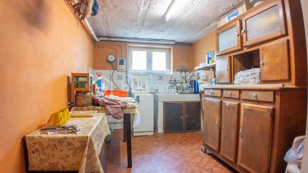 Exclusif chez BSK IMMOBILIER !!!

Charmante maison traditionnelle de caractère avec son sous-sol complet, son agréable terrain et son grand garage indépendant dans un quartier prisé et recherché de la commune de COULANGES-LES-NEVERS

Dans un quartier prisé et recherché de la commune de COULANGES-LES-NEVERS, à deux pas de toutes les commodités (écoles, commerces et supermarché), vous tomberez littéralement sous le charme de cette magnifique maison traditionnelle de caractère, spacieuse, très lumineuse et fonctionnelle, à rafraichir, des années 1968, d’env. 110 m² habitables sur 2 niveaux, avec son sous-sol complet (composé d’une buanderie-chaufferie, cuisine d’été, atelier, garage et cave) et son joli terrain verdoyant et arboré d’env. 950 m² (avec autre grand garage indépendant en fond de propriété).

Cette maison dispose en rez-de-chaussée surélevé (quelques marches) :
- d'une lumineuse et spacieuse pièce de vie (salon/salle à manger) d’une superficie de 31 m², parquet chêne d’origine au sol (en bon état), très belle hauteur sous plafond, avec 2 grandes ouvertures dont une porte-fenêtre donnant sur un balcon-terrasse (cheminée/insert/poêle à bois possible, le conduit étant installé) ;
- d'une entrée spacieuse et fonctionnelle d’une superficie de 12 m² (dégagement-couloir compris), carrelée, porte d’entrée d’origine vitrée en bois, grand placard/penderie pratique, desservant l’ensemble des pièces du rez-de-chaussée ;
- d’une cuisine séparée d’une superficie de 10 m², carrelée, avec présence d’un évier, meuble et hotte ;
- de 2 premières chambres d'une superficie de 10 et 13 m², lumineuses (grandes ouvertures) et fonctionnelles, parquet chêne d’origine au sol (en bon état) ;
- d’une salle de bains optimisée d’une superficie de 5 m², avec baignoire, vasque, meubles, miroir, carrelage mural et au sol ;
- d’un WC indépendant avec sa fenêtre oscillo-battante pour favoriser l’aération.

Un large escalier nous emmène au palier du 1er étage et nous découvrons :
- 2 autres chambres d'une superficie de 13 et 15 m², lumineuses (grandes ouvertures) et fonctionnelles, avec moquette au sol cachant une dalle béton ;
- un grenier (accessible du palier via une porte) d'une superficie d’env. 25 m² accepterait une deuxième pièce d’eau/WC et/ou un agrandissement des chambres.

Du dégagement (du RDC), un escalier discret mène à un sous-sol complet et pratique ; celui-ci propose :
- une cuisine d’été (de 10 m²) avec évier (meuble), arrivée/évacuation d’eau pour la machine à laver ;
- une chaufferie/buanderie (de 12 m²) avec présence de la chaudière, du chauffe-eau et d’un accès direct à l’extérieur ;
- une véritable cave (de 13 m²), gravier au sol, ventilée efficacement pour bien conserver vos vins ;
- un atelier pratique (de 9 m²) pour bricoler ;
- un grand garage (de 36 m²) dans la continuité de l’atelier ;
- un dégagement (de 10 m²) desservant l’ensemble des pièces du sous-sol avec accès direct à l’extérieur/au coin terrasse.

La plupart des sols de cette maison sont en bon état (pour le RDC) ; à remettre au goût du jour pour le 1er étage (moquette à changer).

Elle comporte une isolation double vitrage PVC avec persiennes bois (à rafraichir/repeindre) sur l’ensemble des ouvertures de la superficie habitable (simple vitrage bois d’origine pour le sous-sol)…, la porte d’entrée d’origine vitrée est en bois (serait à optimiser) ; ensemble harmonisé et en bon état général.

Côté mode de chauffage, cette maison dispose d’un chauffage central avec chaudière fioul performante (marque DE DIETRICH / cuve enterrée de 1 500 litres / env. 1 000 litres de consommation à l'année), d’un ensemble de radiateurs en fonte et harmonisé avec têtes thermostatiques récentes et thermostat d’ambiance centralisé (présent dans l’entrée).

Les façades et la toiture en tuile mécanique sont en bon état ; optimiser l’isolation des sous-pentes serait opportun afin d’améliorer la consommation énergétique du logement.

Cette maison a toujours été entretenue par ses propriétaires ; ils ont su préserver sa belle apparence, son cachet et l'adapter aux besoins d'aujourd'hui.

Quelques travaux de rafraichissement et de rénovation sont à prévoir (papier, peinture, isolation sous-pentes à optimiser, zinguerie de la toiture à vérifier, …) pour la remettre au goût du jour.

Côté terrain (et annexe), cette maison dispose d'une parcelle d’env. 950 m², arborée, aménagée et clôturée avec un coin terrasse ombragé, bien exposé et sans vis-à-vis, d’un double portail et d’un grand garage (de 42 m²) indépendant et discret au fond de la propriété.

Les plus : Environnement et quartier apaisants, calmes et tranquilles, la proximité ou accès très rapide aux commerces (5-8 min. à pied d'un supermarché, boulangerie, pharmacie, cabinet médical…), aux écoles (crèche, maternelle et primaire, collège et lycée) et à toutes les commodités de Coulanges-les-Nevers et Nevers, la qualité générale du bien et son entretien, la distribution des pièces qui sont lumineuses et fonctionnelles, son sous-sol pratique, son garage indépendant/complémentaire et son joli terrain, …

Photos supplémentaires disponibles sur mon site BSK IMMOBILIER > Nos conseillers > Sébastien CHARDERON

Pour tout renseignement complémentaire ou pour une visite, contactez-moi au 06.63.17.90.56.

Cette agréable maison a un beau potentiel, pour une résidence principale, secondaire ou de loisirs... une opportunité à saisir !!!