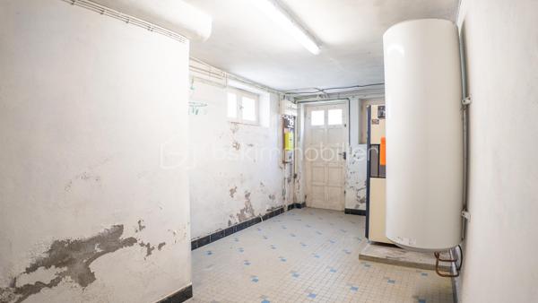 Exclusif chez BSK IMMOBILIER !!!

Charmante maison traditionnelle de caractère avec son sous-sol complet, son agréable terrain et son grand garage indépendant dans un quartier prisé et recherché de la commune de COULANGES-LES-NEVERS

Dans un quartier prisé et recherché de la commune de COULANGES-LES-NEVERS, à deux pas de toutes les commodités (écoles, commerces et supermarché), vous tomberez littéralement sous le charme de cette magnifique maison traditionnelle de caractère, spacieuse, très lumineuse et fonctionnelle, à rafraichir, des années 1968, d’env. 110 m² habitables sur 2 niveaux, avec son sous-sol complet (composé d’une buanderie-chaufferie, cuisine d’été, atelier, garage et cave) et son joli terrain verdoyant et arboré d’env. 950 m² (avec autre grand garage indépendant en fond de propriété).

Cette maison dispose en rez-de-chaussée surélevé (quelques marches) :
- d'une lumineuse et spacieuse pièce de vie (salon/salle à manger) d’une superficie de 31 m², parquet chêne d’origine au sol (en bon état), très belle hauteur sous plafond, avec 2 grandes ouvertures dont une porte-fenêtre donnant sur un balcon-terrasse (cheminée/insert/poêle à bois possible, le conduit étant installé) ;
- d'une entrée spacieuse et fonctionnelle d’une superficie de 12 m² (dégagement-couloir compris), carrelée, porte d’entrée d’origine vitrée en bois, grand placard/penderie pratique, desservant l’ensemble des pièces du rez-de-chaussée ;
- d’une cuisine séparée d’une superficie de 10 m², carrelée, avec présence d’un évier, meuble et hotte ;
- de 2 premières chambres d'une superficie de 10 et 13 m², lumineuses (grandes ouvertures) et fonctionnelles, parquet chêne d’origine au sol (en bon état) ;
- d’une salle de bains optimisée d’une superficie de 5 m², avec baignoire, vasque, meubles, miroir, carrelage mural et au sol ;
- d’un WC indépendant avec sa fenêtre oscillo-battante pour favoriser l’aération.

Un large escalier nous emmène au palier du 1er étage et nous découvrons :
- 2 autres chambres d'une superficie de 13 et 15 m², lumineuses (grandes ouvertures) et fonctionnelles, avec moquette au sol cachant une dalle béton ;
- un grenier (accessible du palier via une porte) d'une superficie d’env. 25 m² accepterait une deuxième pièce d’eau/WC et/ou un agrandissement des chambres.

Du dégagement (du RDC), un escalier discret mène à un sous-sol complet et pratique ; celui-ci propose :
- une cuisine d’été (de 10 m²) avec évier (meuble), arrivée/évacuation d’eau pour la machine à laver ;
- une chaufferie/buanderie (de 12 m²) avec présence de la chaudière, du chauffe-eau et d’un accès direct à l’extérieur ;
- une véritable cave (de 13 m²), gravier au sol, ventilée efficacement pour bien conserver vos vins ;
- un atelier pratique (de 9 m²) pour bricoler ;
- un grand garage (de 36 m²) dans la continuité de l’atelier ;
- un dégagement (de 10 m²) desservant l’ensemble des pièces du sous-sol avec accès direct à l’extérieur/au coin terrasse.

La plupart des sols de cette maison sont en bon état (pour le RDC) ; à remettre au goût du jour pour le 1er étage (moquette à changer).

Elle comporte une isolation double vitrage PVC avec persiennes bois (à rafraichir/repeindre) sur l’ensemble des ouvertures de la superficie habitable (simple vitrage bois d’origine pour le sous-sol)…, la porte d’entrée d’origine vitrée est en bois (serait à optimiser) ; ensemble harmonisé et en bon état général.

Côté mode de chauffage, cette maison dispose d’un chauffage central avec chaudière fioul performante (marque DE DIETRICH / cuve enterrée de 1 500 litres / env. 1 000 litres de consommation à l'année), d’un ensemble de radiateurs en fonte et harmonisé avec têtes thermostatiques récentes et thermostat d’ambiance centralisé (présent dans l’entrée).

Les façades et la toiture en tuile mécanique sont en bon état ; optimiser l’isolation des sous-pentes serait opportun afin d’améliorer la consommation énergétique du logement.

Cette maison a toujours été entretenue par ses propriétaires ; ils ont su préserver sa belle apparence, son cachet et l'adapter aux besoins d'aujourd'hui.

Quelques travaux de rafraichissement et de rénovation sont à prévoir (papier, peinture, isolation sous-pentes à optimiser, zinguerie de la toiture à vérifier, …) pour la remettre au goût du jour.

Côté terrain (et annexe), cette maison dispose d'une parcelle d’env. 950 m², arborée, aménagée et clôturée avec un coin terrasse ombragé, bien exposé et sans vis-à-vis, d’un double portail et d’un grand garage (de 42 m²) indépendant et discret au fond de la propriété.

Les plus : Environnement et quartier apaisants, calmes et tranquilles, la proximité ou accès très rapide aux commerces (5-8 min. à pied d'un supermarché, boulangerie, pharmacie, cabinet médical…), aux écoles (crèche, maternelle et primaire, collège et lycée) et à toutes les commodités de Coulanges-les-Nevers et Nevers, la qualité générale du bien et son entretien, la distribution des pièces qui sont lumineuses et fonctionnelles, son sous-sol pratique, son garage indépendant/complémentaire et son joli terrain, …

Photos supplémentaires disponibles sur mon site BSK IMMOBILIER > Nos conseillers > Sébastien CHARDERON

Pour tout renseignement complémentaire ou pour une visite, contactez-moi au 06.63.17.90.56.

Cette agréable maison a un beau potentiel, pour une résidence principale, secondaire ou de loisirs... une opportunité à saisir !!!
