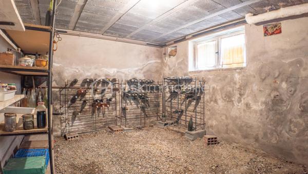Exclusif chez BSK IMMOBILIER !!!

Charmante maison traditionnelle de caractère avec son sous-sol complet, son agréable terrain et son grand garage indépendant dans un quartier prisé et recherché de la commune de COULANGES-LES-NEVERS

Dans un quartier prisé et recherché de la commune de COULANGES-LES-NEVERS, à deux pas de toutes les commodités (écoles, commerces et supermarché), vous tomberez littéralement sous le charme de cette magnifique maison traditionnelle de caractère, spacieuse, très lumineuse et fonctionnelle, à rafraichir, des années 1968, d’env. 110 m² habitables sur 2 niveaux, avec son sous-sol complet (composé d’une buanderie-chaufferie, cuisine d’été, atelier, garage et cave) et son joli terrain verdoyant et arboré d’env. 950 m² (avec autre grand garage indépendant en fond de propriété).

Cette maison dispose en rez-de-chaussée surélevé (quelques marches) :
- d'une lumineuse et spacieuse pièce de vie (salon/salle à manger) d’une superficie de 31 m², parquet chêne d’origine au sol (en bon état), très belle hauteur sous plafond, avec 2 grandes ouvertures dont une porte-fenêtre donnant sur un balcon-terrasse (cheminée/insert/poêle à bois possible, le conduit étant installé) ;
- d'une entrée spacieuse et fonctionnelle d’une superficie de 12 m² (dégagement-couloir compris), carrelée, porte d’entrée d’origine vitrée en bois, grand placard/penderie pratique, desservant l’ensemble des pièces du rez-de-chaussée ;
- d’une cuisine séparée d’une superficie de 10 m², carrelée, avec présence d’un évier, meuble et hotte ;
- de 2 premières chambres d'une superficie de 10 et 13 m², lumineuses (grandes ouvertures) et fonctionnelles, parquet chêne d’origine au sol (en bon état) ;
- d’une salle de bains optimisée d’une superficie de 5 m², avec baignoire, vasque, meubles, miroir, carrelage mural et au sol ;
- d’un WC indépendant avec sa fenêtre oscillo-battante pour favoriser l’aération.

Un large escalier nous emmène au palier du 1er étage et nous découvrons :
- 2 autres chambres d'une superficie de 13 et 15 m², lumineuses (grandes ouvertures) et fonctionnelles, avec moquette au sol cachant une dalle béton ;
- un grenier (accessible du palier via une porte) d'une superficie d’env. 25 m² accepterait une deuxième pièce d’eau/WC et/ou un agrandissement des chambres.

Du dégagement (du RDC), un escalier discret mène à un sous-sol complet et pratique ; celui-ci propose :
- une cuisine d’été (de 10 m²) avec évier (meuble), arrivée/évacuation d’eau pour la machine à laver ;
- une chaufferie/buanderie (de 12 m²) avec présence de la chaudière, du chauffe-eau et d’un accès direct à l’extérieur ;
- une véritable cave (de 13 m²), gravier au sol, ventilée efficacement pour bien conserver vos vins ;
- un atelier pratique (de 9 m²) pour bricoler ;
- un grand garage (de 36 m²) dans la continuité de l’atelier ;
- un dégagement (de 10 m²) desservant l’ensemble des pièces du sous-sol avec accès direct à l’extérieur/au coin terrasse.

La plupart des sols de cette maison sont en bon état (pour le RDC) ; à remettre au goût du jour pour le 1er étage (moquette à changer).

Elle comporte une isolation double vitrage PVC avec persiennes bois (à rafraichir/repeindre) sur l’ensemble des ouvertures de la superficie habitable (simple vitrage bois d’origine pour le sous-sol)…, la porte d’entrée d’origine vitrée est en bois (serait à optimiser) ; ensemble harmonisé et en bon état général.

Côté mode de chauffage, cette maison dispose d’un chauffage central avec chaudière fioul performante (marque DE DIETRICH / cuve enterrée de 1 500 litres / env. 1 000 litres de consommation à l'année), d’un ensemble de radiateurs en fonte et harmonisé avec têtes thermostatiques récentes et thermostat d’ambiance centralisé (présent dans l’entrée).

Les façades et la toiture en tuile mécanique sont en bon état ; optimiser l’isolation des sous-pentes serait opportun afin d’améliorer la consommation énergétique du logement.

Cette maison a toujours été entretenue par ses propriétaires ; ils ont su préserver sa belle apparence, son cachet et l'adapter aux besoins d'aujourd'hui.

Quelques travaux de rafraichissement et de rénovation sont à prévoir (papier, peinture, isolation sous-pentes à optimiser, zinguerie de la toiture à vérifier, …) pour la remettre au goût du jour.

Côté terrain (et annexe), cette maison dispose d'une parcelle d’env. 950 m², arborée, aménagée et clôturée avec un coin terrasse ombragé, bien exposé et sans vis-à-vis, d’un double portail et d’un grand garage (de 42 m²) indépendant et discret au fond de la propriété.

Les plus : Environnement et quartier apaisants, calmes et tranquilles, la proximité ou accès très rapide aux commerces (5-8 min. à pied d'un supermarché, boulangerie, pharmacie, cabinet médical…), aux écoles (crèche, maternelle et primaire, collège et lycée) et à toutes les commodités de Coulanges-les-Nevers et Nevers, la qualité générale du bien et son entretien, la distribution des pièces qui sont lumineuses et fonctionnelles, son sous-sol pratique, son garage indépendant/complémentaire et son joli terrain, …

Photos supplémentaires disponibles sur mon site BSK IMMOBILIER > Nos conseillers > Sébastien CHARDERON

Pour tout renseignement complémentaire ou pour une visite, contactez-moi au 06.63.17.90.56.

Cette agréable maison a un beau potentiel, pour une résidence principale, secondaire ou de loisirs... une opportunité à saisir !!!