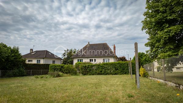 Exclusif chez BSK IMMOBILIER !!!

Charmante maison traditionnelle de caractère avec son sous-sol complet, son agréable terrain et son grand garage indépendant dans un quartier prisé et recherché de la commune de COULANGES-LES-NEVERS

Dans un quartier prisé et recherché de la commune de COULANGES-LES-NEVERS, à deux pas de toutes les commodités (écoles, commerces et supermarché), vous tomberez littéralement sous le charme de cette magnifique maison traditionnelle de caractère, spacieuse, très lumineuse et fonctionnelle, à rafraichir, des années 1968, d’env. 110 m² habitables sur 2 niveaux, avec son sous-sol complet (composé d’une buanderie-chaufferie, cuisine d’été, atelier, garage et cave) et son joli terrain verdoyant et arboré d’env. 950 m² (avec autre grand garage indépendant en fond de propriété).

Cette maison dispose en rez-de-chaussée surélevé (quelques marches) :
- d'une lumineuse et spacieuse pièce de vie (salon/salle à manger) d’une superficie de 31 m², parquet chêne d’origine au sol (en bon état), très belle hauteur sous plafond, avec 2 grandes ouvertures dont une porte-fenêtre donnant sur un balcon-terrasse (cheminée/insert/poêle à bois possible, le conduit étant installé) ;
- d'une entrée spacieuse et fonctionnelle d’une superficie de 12 m² (dégagement-couloir compris), carrelée, porte d’entrée d’origine vitrée en bois, grand placard/penderie pratique, desservant l’ensemble des pièces du rez-de-chaussée ;
- d’une cuisine séparée d’une superficie de 10 m², carrelée, avec présence d’un évier, meuble et hotte ;
- de 2 premières chambres d'une superficie de 10 et 13 m², lumineuses (grandes ouvertures) et fonctionnelles, parquet chêne d’origine au sol (en bon état) ;
- d’une salle de bains optimisée d’une superficie de 5 m², avec baignoire, vasque, meubles, miroir, carrelage mural et au sol ;
- d’un WC indépendant avec sa fenêtre oscillo-battante pour favoriser l’aération.

Un large escalier nous emmène au palier du 1er étage et nous découvrons :
- 2 autres chambres d'une superficie de 13 et 15 m², lumineuses (grandes ouvertures) et fonctionnelles, avec moquette au sol cachant une dalle béton ;
- un grenier (accessible du palier via une porte) d'une superficie d’env. 25 m² accepterait une deuxième pièce d’eau/WC et/ou un agrandissement des chambres.

Du dégagement (du RDC), un escalier discret mène à un sous-sol complet et pratique ; celui-ci propose :
- une cuisine d’été (de 10 m²) avec évier (meuble), arrivée/évacuation d’eau pour la machine à laver ;
- une chaufferie/buanderie (de 12 m²) avec présence de la chaudière, du chauffe-eau et d’un accès direct à l’extérieur ;
- une véritable cave (de 13 m²), gravier au sol, ventilée efficacement pour bien conserver vos vins ;
- un atelier pratique (de 9 m²) pour bricoler ;
- un grand garage (de 36 m²) dans la continuité de l’atelier ;
- un dégagement (de 10 m²) desservant l’ensemble des pièces du sous-sol avec accès direct à l’extérieur/au coin terrasse.

La plupart des sols de cette maison sont en bon état (pour le RDC) ; à remettre au goût du jour pour le 1er étage (moquette à changer).

Elle comporte une isolation double vitrage PVC avec persiennes bois (à rafraichir/repeindre) sur l’ensemble des ouvertures de la superficie habitable (simple vitrage bois d’origine pour le sous-sol)…, la porte d’entrée d’origine vitrée est en bois (serait à optimiser) ; ensemble harmonisé et en bon état général.

Côté mode de chauffage, cette maison dispose d’un chauffage central avec chaudière fioul performante (marque DE DIETRICH / cuve enterrée de 1 500 litres / env. 1 000 litres de consommation à l'année), d’un ensemble de radiateurs en fonte et harmonisé avec têtes thermostatiques récentes et thermostat d’ambiance centralisé (présent dans l’entrée).

Les façades et la toiture en tuile mécanique sont en bon état ; optimiser l’isolation des sous-pentes serait opportun afin d’améliorer la consommation énergétique du logement.

Cette maison a toujours été entretenue par ses propriétaires ; ils ont su préserver sa belle apparence, son cachet et l'adapter aux besoins d'aujourd'hui.

Quelques travaux de rafraichissement et de rénovation sont à prévoir (papier, peinture, isolation sous-pentes à optimiser, zinguerie de la toiture à vérifier, …) pour la remettre au goût du jour.

Côté terrain (et annexe), cette maison dispose d'une parcelle d’env. 950 m², arborée, aménagée et clôturée avec un coin terrasse ombragé, bien exposé et sans vis-à-vis, d’un double portail et d’un grand garage (de 42 m²) indépendant et discret au fond de la propriété.

Les plus : Environnement et quartier apaisants, calmes et tranquilles, la proximité ou accès très rapide aux commerces (5-8 min. à pied d'un supermarché, boulangerie, pharmacie, cabinet médical…), aux écoles (crèche, maternelle et primaire, collège et lycée) et à toutes les commodités de Coulanges-les-Nevers et Nevers, la qualité générale du bien et son entretien, la distribution des pièces qui sont lumineuses et fonctionnelles, son sous-sol pratique, son garage indépendant/complémentaire et son joli terrain, …

Photos supplémentaires disponibles sur mon site BSK IMMOBILIER > Nos conseillers > Sébastien CHARDERON

Pour tout renseignement complémentaire ou pour une visite, contactez-moi au 06.63.17.90.56.

Cette agréable maison a un beau potentiel, pour une résidence principale, secondaire ou de loisirs... une opportunité à saisir !!!
