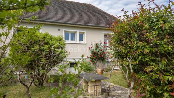 Exclusif chez BSK IMMOBILIER !!!

Charmante maison traditionnelle de caractère avec son sous-sol complet, son agréable terrain et son grand garage indépendant dans un quartier prisé et recherché de la commune de COULANGES-LES-NEVERS

Dans un quartier prisé et recherché de la commune de COULANGES-LES-NEVERS, à deux pas de toutes les commodités (écoles, commerces et supermarché), vous tomberez littéralement sous le charme de cette magnifique maison traditionnelle de caractère, spacieuse, très lumineuse et fonctionnelle, à rafraichir, des années 1968, d’env. 110 m² habitables sur 2 niveaux, avec son sous-sol complet (composé d’une buanderie-chaufferie, cuisine d’été, atelier, garage et cave) et son joli terrain verdoyant et arboré d’env. 950 m² (avec autre grand garage indépendant en fond de propriété).

Cette maison dispose en rez-de-chaussée surélevé (quelques marches) :
- d'une lumineuse et spacieuse pièce de vie (salon/salle à manger) d’une superficie de 31 m², parquet chêne d’origine au sol (en bon état), très belle hauteur sous plafond, avec 2 grandes ouvertures dont une porte-fenêtre donnant sur un balcon-terrasse (cheminée/insert/poêle à bois possible, le conduit étant installé) ;
- d'une entrée spacieuse et fonctionnelle d’une superficie de 12 m² (dégagement-couloir compris), carrelée, porte d’entrée d’origine vitrée en bois, grand placard/penderie pratique, desservant l’ensemble des pièces du rez-de-chaussée ;
- d’une cuisine séparée d’une superficie de 10 m², carrelée, avec présence d’un évier, meuble et hotte ;
- de 2 premières chambres d'une superficie de 10 et 13 m², lumineuses (grandes ouvertures) et fonctionnelles, parquet chêne d’origine au sol (en bon état) ;
- d’une salle de bains optimisée d’une superficie de 5 m², avec baignoire, vasque, meubles, miroir, carrelage mural et au sol ;
- d’un WC indépendant avec sa fenêtre oscillo-battante pour favoriser l’aération.

Un large escalier nous emmène au palier du 1er étage et nous découvrons :
- 2 autres chambres d'une superficie de 13 et 15 m², lumineuses (grandes ouvertures) et fonctionnelles, avec moquette au sol cachant une dalle béton ;
- un grenier (accessible du palier via une porte) d'une superficie d’env. 25 m² accepterait une deuxième pièce d’eau/WC et/ou un agrandissement des chambres.

Du dégagement (du RDC), un escalier discret mène à un sous-sol complet et pratique ; celui-ci propose :
- une cuisine d’été (de 10 m²) avec évier (meuble), arrivée/évacuation d’eau pour la machine à laver ;
- une chaufferie/buanderie (de 12 m²) avec présence de la chaudière, du chauffe-eau et d’un accès direct à l’extérieur ;
- une véritable cave (de 13 m²), gravier au sol, ventilée efficacement pour bien conserver vos vins ;
- un atelier pratique (de 9 m²) pour bricoler ;
- un grand garage (de 36 m²) dans la continuité de l’atelier ;
- un dégagement (de 10 m²) desservant l’ensemble des pièces du sous-sol avec accès direct à l’extérieur/au coin terrasse.

La plupart des sols de cette maison sont en bon état (pour le RDC) ; à remettre au goût du jour pour le 1er étage (moquette à changer).

Elle comporte une isolation double vitrage PVC avec persiennes bois (à rafraichir/repeindre) sur l’ensemble des ouvertures de la superficie habitable (simple vitrage bois d’origine pour le sous-sol)…, la porte d’entrée d’origine vitrée est en bois (serait à optimiser) ; ensemble harmonisé et en bon état général.

Côté mode de chauffage, cette maison dispose d’un chauffage central avec chaudière fioul performante (marque DE DIETRICH / cuve enterrée de 1 500 litres / env. 1 000 litres de consommation à l'année), d’un ensemble de radiateurs en fonte et harmonisé avec têtes thermostatiques récentes et thermostat d’ambiance centralisé (présent dans l’entrée).

Les façades et la toiture en tuile mécanique sont en bon état ; optimiser l’isolation des sous-pentes serait opportun afin d’améliorer la consommation énergétique du logement.

Cette maison a toujours été entretenue par ses propriétaires ; ils ont su préserver sa belle apparence, son cachet et l'adapter aux besoins d'aujourd'hui.

Quelques travaux de rafraichissement et de rénovation sont à prévoir (papier, peinture, isolation sous-pentes à optimiser, zinguerie de la toiture à vérifier, …) pour la remettre au goût du jour.

Côté terrain (et annexe), cette maison dispose d'une parcelle d’env. 950 m², arborée, aménagée et clôturée avec un coin terrasse ombragé, bien exposé et sans vis-à-vis, d’un double portail et d’un grand garage (de 42 m²) indépendant et discret au fond de la propriété.

Les plus : Environnement et quartier apaisants, calmes et tranquilles, la proximité ou accès très rapide aux commerces (5-8 min. à pied d'un supermarché, boulangerie, pharmacie, cabinet médical…), aux écoles (crèche, maternelle et primaire, collège et lycée) et à toutes les commodités de Coulanges-les-Nevers et Nevers, la qualité générale du bien et son entretien, la distribution des pièces qui sont lumineuses et fonctionnelles, son sous-sol pratique, son garage indépendant/complémentaire et son joli terrain, …

Photos supplémentaires disponibles sur mon site BSK IMMOBILIER > Nos conseillers > Sébastien CHARDERON

Pour tout renseignement complémentaire ou pour une visite, contactez-moi au 06.63.17.90.56.

Cette agréable maison a un beau potentiel, pour une résidence principale, secondaire ou de loisirs... une opportunité à saisir !!!