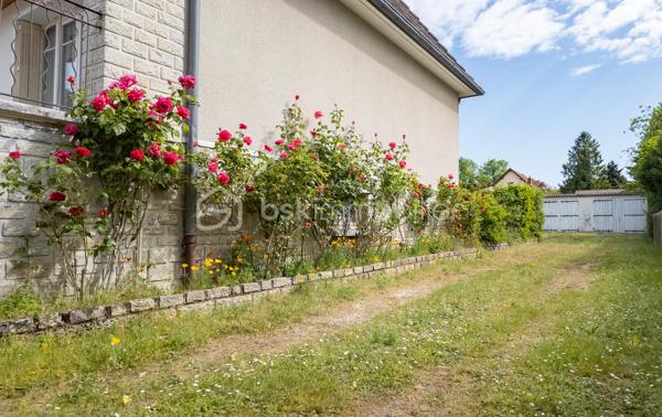 Exclusif chez BSK IMMOBILIER !!!

Charmante maison traditionnelle de caractère avec son sous-sol complet, son agréable terrain et son grand garage indépendant dans un quartier prisé et recherché de la commune de COULANGES-LES-NEVERS

Dans un quartier prisé et recherché de la commune de COULANGES-LES-NEVERS, à deux pas de toutes les commodités (écoles, commerces et supermarché), vous tomberez littéralement sous le charme de cette magnifique maison traditionnelle de caractère, spacieuse, très lumineuse et fonctionnelle, à rafraichir, des années 1968, d’env. 110 m² habitables sur 2 niveaux, avec son sous-sol complet (composé d’une buanderie-chaufferie, cuisine d’été, atelier, garage et cave) et son joli terrain verdoyant et arboré d’env. 950 m² (avec autre grand garage indépendant en fond de propriété).

Cette maison dispose en rez-de-chaussée surélevé (quelques marches) :
- d'une lumineuse et spacieuse pièce de vie (salon/salle à manger) d’une superficie de 31 m², parquet chêne d’origine au sol (en bon état), très belle hauteur sous plafond, avec 2 grandes ouvertures dont une porte-fenêtre donnant sur un balcon-terrasse (cheminée/insert/poêle à bois possible, le conduit étant installé) ;
- d'une entrée spacieuse et fonctionnelle d’une superficie de 12 m² (dégagement-couloir compris), carrelée, porte d’entrée d’origine vitrée en bois, grand placard/penderie pratique, desservant l’ensemble des pièces du rez-de-chaussée ;
- d’une cuisine séparée d’une superficie de 10 m², carrelée, avec présence d’un évier, meuble et hotte ;
- de 2 premières chambres d'une superficie de 10 et 13 m², lumineuses (grandes ouvertures) et fonctionnelles, parquet chêne d’origine au sol (en bon état) ;
- d’une salle de bains optimisée d’une superficie de 5 m², avec baignoire, vasque, meubles, miroir, carrelage mural et au sol ;
- d’un WC indépendant avec sa fenêtre oscillo-battante pour favoriser l’aération.

Un large escalier nous emmène au palier du 1er étage et nous découvrons :
- 2 autres chambres d'une superficie de 13 et 15 m², lumineuses (grandes ouvertures) et fonctionnelles, avec moquette au sol cachant une dalle béton ;
- un grenier (accessible du palier via une porte) d'une superficie d’env. 25 m² accepterait une deuxième pièce d’eau/WC et/ou un agrandissement des chambres.

Du dégagement (du RDC), un escalier discret mène à un sous-sol complet et pratique ; celui-ci propose :
- une cuisine d’été (de 10 m²) avec évier (meuble), arrivée/évacuation d’eau pour la machine à laver ;
- une chaufferie/buanderie (de 12 m²) avec présence de la chaudière, du chauffe-eau et d’un accès direct à l’extérieur ;
- une véritable cave (de 13 m²), gravier au sol, ventilée efficacement pour bien conserver vos vins ;
- un atelier pratique (de 9 m²) pour bricoler ;
- un grand garage (de 36 m²) dans la continuité de l’atelier ;
- un dégagement (de 10 m²) desservant l’ensemble des pièces du sous-sol avec accès direct à l’extérieur/au coin terrasse.

La plupart des sols de cette maison sont en bon état (pour le RDC) ; à remettre au goût du jour pour le 1er étage (moquette à changer).

Elle comporte une isolation double vitrage PVC avec persiennes bois (à rafraichir/repeindre) sur l’ensemble des ouvertures de la superficie habitable (simple vitrage bois d’origine pour le sous-sol)…, la porte d’entrée d’origine vitrée est en bois (serait à optimiser) ; ensemble harmonisé et en bon état général.

Côté mode de chauffage, cette maison dispose d’un chauffage central avec chaudière fioul performante (marque DE DIETRICH / cuve enterrée de 1 500 litres / env. 1 000 litres de consommation à l'année), d’un ensemble de radiateurs en fonte et harmonisé avec têtes thermostatiques récentes et thermostat d’ambiance centralisé (présent dans l’entrée).

Les façades et la toiture en tuile mécanique sont en bon état ; optimiser l’isolation des sous-pentes serait opportun afin d’améliorer la consommation énergétique du logement.

Cette maison a toujours été entretenue par ses propriétaires ; ils ont su préserver sa belle apparence, son cachet et l'adapter aux besoins d'aujourd'hui.

Quelques travaux de rafraichissement et de rénovation sont à prévoir (papier, peinture, isolation sous-pentes à optimiser, zinguerie de la toiture à vérifier, …) pour la remettre au goût du jour.

Côté terrain (et annexe), cette maison dispose d'une parcelle d’env. 950 m², arborée, aménagée et clôturée avec un coin terrasse ombragé, bien exposé et sans vis-à-vis, d’un double portail et d’un grand garage (de 42 m²) indépendant et discret au fond de la propriété.

Les plus : Environnement et quartier apaisants, calmes et tranquilles, la proximité ou accès très rapide aux commerces (5-8 min. à pied d'un supermarché, boulangerie, pharmacie, cabinet médical…), aux écoles (crèche, maternelle et primaire, collège et lycée) et à toutes les commodités de Coulanges-les-Nevers et Nevers, la qualité générale du bien et son entretien, la distribution des pièces qui sont lumineuses et fonctionnelles, son sous-sol pratique, son garage indépendant/complémentaire et son joli terrain, …

Photos supplémentaires disponibles sur mon site BSK IMMOBILIER > Nos conseillers > Sébastien CHARDERON

Pour tout renseignement complémentaire ou pour une visite, contactez-moi au 06.63.17.90.56.

Cette agréable maison a un beau potentiel, pour une résidence principale, secondaire ou de loisirs... une opportunité à saisir !!!