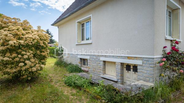 Exclusif chez BSK IMMOBILIER !!!

Charmante maison traditionnelle de caractère avec son sous-sol complet, son agréable terrain et son grand garage indépendant dans un quartier prisé et recherché de la commune de COULANGES-LES-NEVERS

Dans un quartier prisé et recherché de la commune de COULANGES-LES-NEVERS, à deux pas de toutes les commodités (écoles, commerces et supermarché), vous tomberez littéralement sous le charme de cette magnifique maison traditionnelle de caractère, spacieuse, très lumineuse et fonctionnelle, à rafraichir, des années 1968, d’env. 110 m² habitables sur 2 niveaux, avec son sous-sol complet (composé d’une buanderie-chaufferie, cuisine d’été, atelier, garage et cave) et son joli terrain verdoyant et arboré d’env. 950 m² (avec autre grand garage indépendant en fond de propriété).

Cette maison dispose en rez-de-chaussée surélevé (quelques marches) :
- d'une lumineuse et spacieuse pièce de vie (salon/salle à manger) d’une superficie de 31 m², parquet chêne d’origine au sol (en bon état), très belle hauteur sous plafond, avec 2 grandes ouvertures dont une porte-fenêtre donnant sur un balcon-terrasse (cheminée/insert/poêle à bois possible, le conduit étant installé) ;
- d'une entrée spacieuse et fonctionnelle d’une superficie de 12 m² (dégagement-couloir compris), carrelée, porte d’entrée d’origine vitrée en bois, grand placard/penderie pratique, desservant l’ensemble des pièces du rez-de-chaussée ;
- d’une cuisine séparée d’une superficie de 10 m², carrelée, avec présence d’un évier, meuble et hotte ;
- de 2 premières chambres d'une superficie de 10 et 13 m², lumineuses (grandes ouvertures) et fonctionnelles, parquet chêne d’origine au sol (en bon état) ;
- d’une salle de bains optimisée d’une superficie de 5 m², avec baignoire, vasque, meubles, miroir, carrelage mural et au sol ;
- d’un WC indépendant avec sa fenêtre oscillo-battante pour favoriser l’aération.

Un large escalier nous emmène au palier du 1er étage et nous découvrons :
- 2 autres chambres d'une superficie de 13 et 15 m², lumineuses (grandes ouvertures) et fonctionnelles, avec moquette au sol cachant une dalle béton ;
- un grenier (accessible du palier via une porte) d'une superficie d’env. 25 m² accepterait une deuxième pièce d’eau/WC et/ou un agrandissement des chambres.

Du dégagement (du RDC), un escalier discret mène à un sous-sol complet et pratique ; celui-ci propose :
- une cuisine d’été (de 10 m²) avec évier (meuble), arrivée/évacuation d’eau pour la machine à laver ;
- une chaufferie/buanderie (de 12 m²) avec présence de la chaudière, du chauffe-eau et d’un accès direct à l’extérieur ;
- une véritable cave (de 13 m²), gravier au sol, ventilée efficacement pour bien conserver vos vins ;
- un atelier pratique (de 9 m²) pour bricoler ;
- un grand garage (de 36 m²) dans la continuité de l’atelier ;
- un dégagement (de 10 m²) desservant l’ensemble des pièces du sous-sol avec accès direct à l’extérieur/au coin terrasse.

La plupart des sols de cette maison sont en bon état (pour le RDC) ; à remettre au goût du jour pour le 1er étage (moquette à changer).

Elle comporte une isolation double vitrage PVC avec persiennes bois (à rafraichir/repeindre) sur l’ensemble des ouvertures de la superficie habitable (simple vitrage bois d’origine pour le sous-sol)…, la porte d’entrée d’origine vitrée est en bois (serait à optimiser) ; ensemble harmonisé et en bon état général.

Côté mode de chauffage, cette maison dispose d’un chauffage central avec chaudière fioul performante (marque DE DIETRICH / cuve enterrée de 1 500 litres / env. 1 000 litres de consommation à l'année), d’un ensemble de radiateurs en fonte et harmonisé avec têtes thermostatiques récentes et thermostat d’ambiance centralisé (présent dans l’entrée).

Les façades et la toiture en tuile mécanique sont en bon état ; optimiser l’isolation des sous-pentes serait opportun afin d’améliorer la consommation énergétique du logement.

Cette maison a toujours été entretenue par ses propriétaires ; ils ont su préserver sa belle apparence, son cachet et l'adapter aux besoins d'aujourd'hui.

Quelques travaux de rafraichissement et de rénovation sont à prévoir (papier, peinture, isolation sous-pentes à optimiser, zinguerie de la toiture à vérifier, …) pour la remettre au goût du jour.

Côté terrain (et annexe), cette maison dispose d'une parcelle d’env. 950 m², arborée, aménagée et clôturée avec un coin terrasse ombragé, bien exposé et sans vis-à-vis, d’un double portail et d’un grand garage (de 42 m²) indépendant et discret au fond de la propriété.

Les plus : Environnement et quartier apaisants, calmes et tranquilles, la proximité ou accès très rapide aux commerces (5-8 min. à pied d'un supermarché, boulangerie, pharmacie, cabinet médical…), aux écoles (crèche, maternelle et primaire, collège et lycée) et à toutes les commodités de Coulanges-les-Nevers et Nevers, la qualité générale du bien et son entretien, la distribution des pièces qui sont lumineuses et fonctionnelles, son sous-sol pratique, son garage indépendant/complémentaire et son joli terrain, …

Photos supplémentaires disponibles sur mon site BSK IMMOBILIER > Nos conseillers > Sébastien CHARDERON

Pour tout renseignement complémentaire ou pour une visite, contactez-moi au 06.63.17.90.56.

Cette agréable maison a un beau potentiel, pour une résidence principale, secondaire ou de loisirs... une opportunité à saisir !!!