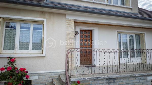 Exclusif chez BSK IMMOBILIER !!!

Charmante maison traditionnelle de caractère avec son sous-sol complet, son agréable terrain et son grand garage indépendant dans un quartier prisé et recherché de la commune de COULANGES-LES-NEVERS

Dans un quartier prisé et recherché de la commune de COULANGES-LES-NEVERS, à deux pas de toutes les commodités (écoles, commerces et supermarché), vous tomberez littéralement sous le charme de cette magnifique maison traditionnelle de caractère, spacieuse, très lumineuse et fonctionnelle, à rafraichir, des années 1968, d’env. 110 m² habitables sur 2 niveaux, avec son sous-sol complet (composé d’une buanderie-chaufferie, cuisine d’été, atelier, garage et cave) et son joli terrain verdoyant et arboré d’env. 950 m² (avec autre grand garage indépendant en fond de propriété).

Cette maison dispose en rez-de-chaussée surélevé (quelques marches) :
- d'une lumineuse et spacieuse pièce de vie (salon/salle à manger) d’une superficie de 31 m², parquet chêne d’origine au sol (en bon état), très belle hauteur sous plafond, avec 2 grandes ouvertures dont une porte-fenêtre donnant sur un balcon-terrasse (cheminée/insert/poêle à bois possible, le conduit étant installé) ;
- d'une entrée spacieuse et fonctionnelle d’une superficie de 12 m² (dégagement-couloir compris), carrelée, porte d’entrée d’origine vitrée en bois, grand placard/penderie pratique, desservant l’ensemble des pièces du rez-de-chaussée ;
- d’une cuisine séparée d’une superficie de 10 m², carrelée, avec présence d’un évier, meuble et hotte ;
- de 2 premières chambres d'une superficie de 10 et 13 m², lumineuses (grandes ouvertures) et fonctionnelles, parquet chêne d’origine au sol (en bon état) ;
- d’une salle de bains optimisée d’une superficie de 5 m², avec baignoire, vasque, meubles, miroir, carrelage mural et au sol ;
- d’un WC indépendant avec sa fenêtre oscillo-battante pour favoriser l’aération.

Un large escalier nous emmène au palier du 1er étage et nous découvrons :
- 2 autres chambres d'une superficie de 13 et 15 m², lumineuses (grandes ouvertures) et fonctionnelles, avec moquette au sol cachant une dalle béton ;
- un grenier (accessible du palier via une porte) d'une superficie d’env. 25 m² accepterait une deuxième pièce d’eau/WC et/ou un agrandissement des chambres.

Du dégagement (du RDC), un escalier discret mène à un sous-sol complet et pratique ; celui-ci propose :
- une cuisine d’été (de 10 m²) avec évier (meuble), arrivée/évacuation d’eau pour la machine à laver ;
- une chaufferie/buanderie (de 12 m²) avec présence de la chaudière, du chauffe-eau et d’un accès direct à l’extérieur ;
- une véritable cave (de 13 m²), gravier au sol, ventilée efficacement pour bien conserver vos vins ;
- un atelier pratique (de 9 m²) pour bricoler ;
- un grand garage (de 36 m²) dans la continuité de l’atelier ;
- un dégagement (de 10 m²) desservant l’ensemble des pièces du sous-sol avec accès direct à l’extérieur/au coin terrasse.

La plupart des sols de cette maison sont en bon état (pour le RDC) ; à remettre au goût du jour pour le 1er étage (moquette à changer).

Elle comporte une isolation double vitrage PVC avec persiennes bois (à rafraichir/repeindre) sur l’ensemble des ouvertures de la superficie habitable (simple vitrage bois d’origine pour le sous-sol)…, la porte d’entrée d’origine vitrée est en bois (serait à optimiser) ; ensemble harmonisé et en bon état général.

Côté mode de chauffage, cette maison dispose d’un chauffage central avec chaudière fioul performante (marque DE DIETRICH / cuve enterrée de 1 500 litres / env. 1 000 litres de consommation à l'année), d’un ensemble de radiateurs en fonte et harmonisé avec têtes thermostatiques récentes et thermostat d’ambiance centralisé (présent dans l’entrée).

Les façades et la toiture en tuile mécanique sont en bon état ; optimiser l’isolation des sous-pentes serait opportun afin d’améliorer la consommation énergétique du logement.

Cette maison a toujours été entretenue par ses propriétaires ; ils ont su préserver sa belle apparence, son cachet et l'adapter aux besoins d'aujourd'hui.

Quelques travaux de rafraichissement et de rénovation sont à prévoir (papier, peinture, isolation sous-pentes à optimiser, zinguerie de la toiture à vérifier, …) pour la remettre au goût du jour.

Côté terrain (et annexe), cette maison dispose d'une parcelle d’env. 950 m², arborée, aménagée et clôturée avec un coin terrasse ombragé, bien exposé et sans vis-à-vis, d’un double portail et d’un grand garage (de 42 m²) indépendant et discret au fond de la propriété.

Les plus : Environnement et quartier apaisants, calmes et tranquilles, la proximité ou accès très rapide aux commerces (5-8 min. à pied d'un supermarché, boulangerie, pharmacie, cabinet médical…), aux écoles (crèche, maternelle et primaire, collège et lycée) et à toutes les commodités de Coulanges-les-Nevers et Nevers, la qualité générale du bien et son entretien, la distribution des pièces qui sont lumineuses et fonctionnelles, son sous-sol pratique, son garage indépendant/complémentaire et son joli terrain, …

Photos supplémentaires disponibles sur mon site BSK IMMOBILIER > Nos conseillers > Sébastien CHARDERON

Pour tout renseignement complémentaire ou pour une visite, contactez-moi au 06.63.17.90.56.

Cette agréable maison a un beau potentiel, pour une résidence principale, secondaire ou de loisirs... une opportunité à saisir !!!