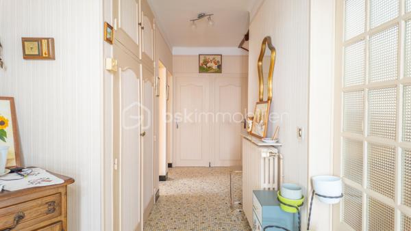 Exclusif chez BSK IMMOBILIER !!!

Charmante maison traditionnelle de caractère avec son sous-sol complet, son agréable terrain et son grand garage indépendant dans un quartier prisé et recherché de la commune de COULANGES-LES-NEVERS

Dans un quartier prisé et recherché de la commune de COULANGES-LES-NEVERS, à deux pas de toutes les commodités (écoles, commerces et supermarché), vous tomberez littéralement sous le charme de cette magnifique maison traditionnelle de caractère, spacieuse, très lumineuse et fonctionnelle, à rafraichir, des années 1968, d’env. 110 m² habitables sur 2 niveaux, avec son sous-sol complet (composé d’une buanderie-chaufferie, cuisine d’été, atelier, garage et cave) et son joli terrain verdoyant et arboré d’env. 950 m² (avec autre grand garage indépendant en fond de propriété).

Cette maison dispose en rez-de-chaussée surélevé (quelques marches) :
- d'une lumineuse et spacieuse pièce de vie (salon/salle à manger) d’une superficie de 31 m², parquet chêne d’origine au sol (en bon état), très belle hauteur sous plafond, avec 2 grandes ouvertures dont une porte-fenêtre donnant sur un balcon-terrasse (cheminée/insert/poêle à bois possible, le conduit étant installé) ;
- d'une entrée spacieuse et fonctionnelle d’une superficie de 12 m² (dégagement-couloir compris), carrelée, porte d’entrée d’origine vitrée en bois, grand placard/penderie pratique, desservant l’ensemble des pièces du rez-de-chaussée ;
- d’une cuisine séparée d’une superficie de 10 m², carrelée, avec présence d’un évier, meuble et hotte ;
- de 2 premières chambres d'une superficie de 10 et 13 m², lumineuses (grandes ouvertures) et fonctionnelles, parquet chêne d’origine au sol (en bon état) ;
- d’une salle de bains optimisée d’une superficie de 5 m², avec baignoire, vasque, meubles, miroir, carrelage mural et au sol ;
- d’un WC indépendant avec sa fenêtre oscillo-battante pour favoriser l’aération.

Un large escalier nous emmène au palier du 1er étage et nous découvrons :
- 2 autres chambres d'une superficie de 13 et 15 m², lumineuses (grandes ouvertures) et fonctionnelles, avec moquette au sol cachant une dalle béton ;
- un grenier (accessible du palier via une porte) d'une superficie d’env. 25 m² accepterait une deuxième pièce d’eau/WC et/ou un agrandissement des chambres.

Du dégagement (du RDC), un escalier discret mène à un sous-sol complet et pratique ; celui-ci propose :
- une cuisine d’été (de 10 m²) avec évier (meuble), arrivée/évacuation d’eau pour la machine à laver ;
- une chaufferie/buanderie (de 12 m²) avec présence de la chaudière, du chauffe-eau et d’un accès direct à l’extérieur ;
- une véritable cave (de 13 m²), gravier au sol, ventilée efficacement pour bien conserver vos vins ;
- un atelier pratique (de 9 m²) pour bricoler ;
- un grand garage (de 36 m²) dans la continuité de l’atelier ;
- un dégagement (de 10 m²) desservant l’ensemble des pièces du sous-sol avec accès direct à l’extérieur/au coin terrasse.

La plupart des sols de cette maison sont en bon état (pour le RDC) ; à remettre au goût du jour pour le 1er étage (moquette à changer).

Elle comporte une isolation double vitrage PVC avec persiennes bois (à rafraichir/repeindre) sur l’ensemble des ouvertures de la superficie habitable (simple vitrage bois d’origine pour le sous-sol)…, la porte d’entrée d’origine vitrée est en bois (serait à optimiser) ; ensemble harmonisé et en bon état général.

Côté mode de chauffage, cette maison dispose d’un chauffage central avec chaudière fioul performante (marque DE DIETRICH / cuve enterrée de 1 500 litres / env. 1 000 litres de consommation à l'année), d’un ensemble de radiateurs en fonte et harmonisé avec têtes thermostatiques récentes et thermostat d’ambiance centralisé (présent dans l’entrée).

Les façades et la toiture en tuile mécanique sont en bon état ; optimiser l’isolation des sous-pentes serait opportun afin d’améliorer la consommation énergétique du logement.

Cette maison a toujours été entretenue par ses propriétaires ; ils ont su préserver sa belle apparence, son cachet et l'adapter aux besoins d'aujourd'hui.

Quelques travaux de rafraichissement et de rénovation sont à prévoir (papier, peinture, isolation sous-pentes à optimiser, zinguerie de la toiture à vérifier, …) pour la remettre au goût du jour.

Côté terrain (et annexe), cette maison dispose d'une parcelle d’env. 950 m², arborée, aménagée et clôturée avec un coin terrasse ombragé, bien exposé et sans vis-à-vis, d’un double portail et d’un grand garage (de 42 m²) indépendant et discret au fond de la propriété.

Les plus : Environnement et quartier apaisants, calmes et tranquilles, la proximité ou accès très rapide aux commerces (5-8 min. à pied d'un supermarché, boulangerie, pharmacie, cabinet médical…), aux écoles (crèche, maternelle et primaire, collège et lycée) et à toutes les commodités de Coulanges-les-Nevers et Nevers, la qualité générale du bien et son entretien, la distribution des pièces qui sont lumineuses et fonctionnelles, son sous-sol pratique, son garage indépendant/complémentaire et son joli terrain, …

Photos supplémentaires disponibles sur mon site BSK IMMOBILIER > Nos conseillers > Sébastien CHARDERON

Pour tout renseignement complémentaire ou pour une visite, contactez-moi au 06.63.17.90.56.

Cette agréable maison a un beau potentiel, pour une résidence principale, secondaire ou de loisirs... une opportunité à saisir !!!
