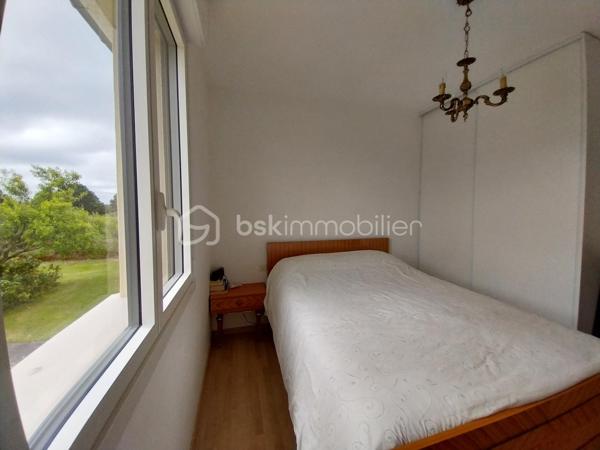Maison de 88 m² avec 4 000 m² de terrain à 2 minutes de Gorron

Située au calme,  cette maison de 1977 est implantée sur un vaste terrain, idéal pour les propriétaires d'animaux, les amoureux de la nature ou les projets de jardinage.

Habitation principale (RDC surélevé)

* Entrée
* Cuisine
* Salle à manger / séjour

* Couloir desservant :
  * 3 chambres
  * 1 bureau
  * 1 salle d'eau
  * 1 WC indépendant

* Menuiseries PVC double vitrage / porte de garage électrique
* Chauffage électrique
* Maison en très bon état général

 Grande surface au sous sol offrant de nombreuses possibilités :
* Stockage
* Atelier
* Garage

Dépendance extérieure idéale pour :
* Matériel de jardinage
* Atelier de bricolage
* Rangement complémentaire

 Les atouts
✔ Terrain de 4 000 m²  exploitable
✔ Cadre agréable et verdoyant
✔ Idéal pour animaux, jardin, potager ou petit élevage familial
✔ Maison saine et bien entretenue
✔ Proximité immédiate de Gorron et de ses commerces

Cette belle propriété avec de beaux espaces correspond sans aucun doute aux attentes de votre famille.