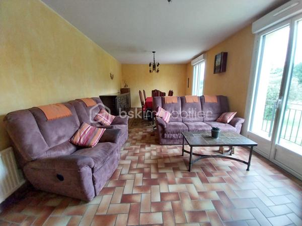 Maison de 88 m² avec 4 000 m² de terrain à 2 minutes de Gorron

Située au calme,  cette maison de 1977 est implantée sur un vaste terrain, idéal pour les propriétaires d'animaux, les amoureux de la nature ou les projets de jardinage.

Habitation principale (RDC surélevé)

* Entrée
* Cuisine
* Salle à manger / séjour

* Couloir desservant :
  * 3 chambres
  * 1 bureau
  * 1 salle d'eau
  * 1 WC indépendant

* Menuiseries PVC double vitrage / porte de garage électrique
* Chauffage électrique
* Maison en très bon état général

 Grande surface au sous sol offrant de nombreuses possibilités :
* Stockage
* Atelier
* Garage

Dépendance extérieure idéale pour :
* Matériel de jardinage
* Atelier de bricolage
* Rangement complémentaire

 Les atouts
✔ Terrain de 4 000 m²  exploitable
✔ Cadre agréable et verdoyant
✔ Idéal pour animaux, jardin, potager ou petit élevage familial
✔ Maison saine et bien entretenue
✔ Proximité immédiate de Gorron et de ses commerces

Cette belle propriété avec de beaux espaces correspond sans aucun doute aux attentes de votre famille.
