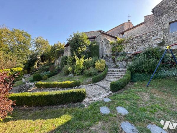 Au calme d'un hameau, habitation avec garage et jardin