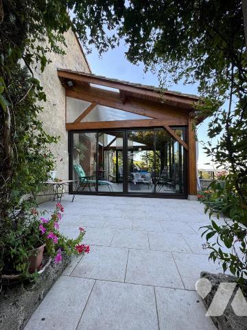 Au calme d'un hameau, habitation avec garage et jardin