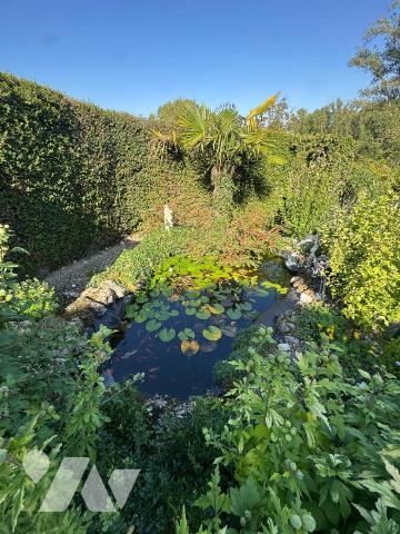 Au calme d'un hameau, habitation avec garage et jardin