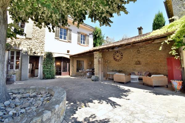 MAISON DE VILLAGE EN PIERRES du 19ème à vendre de 350m², 7 chambres, jardin, piscine, garage, en campagne Aixoise