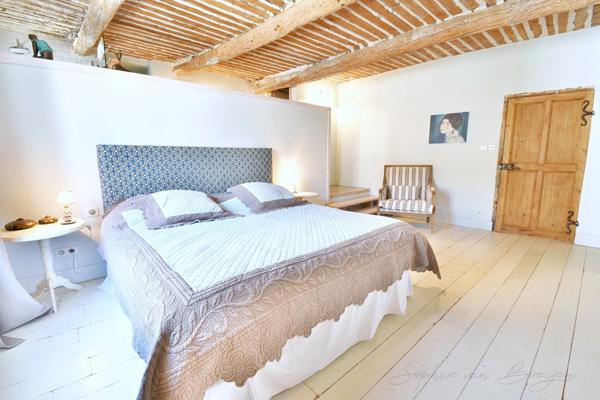 MAISON DE VILLAGE EN PIERRES du 19ème à vendre de 350m², 7 chambres, jardin, piscine, garage, en campagne Aixoise