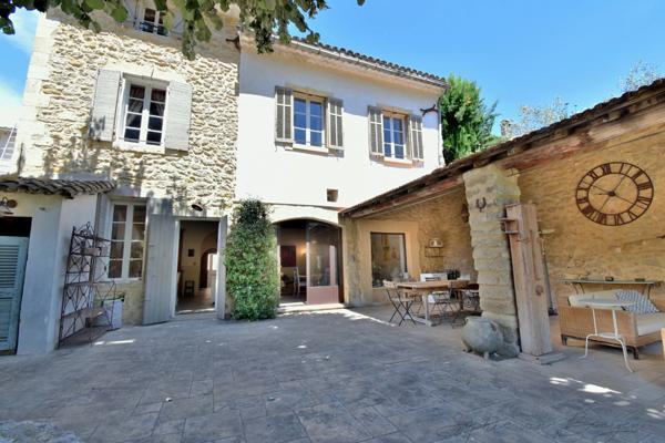 MAISON DE VILLAGE EN PIERRES du 19ème à vendre de 350m², 7 chambres, jardin, piscine, garage, en campagne Aixoise